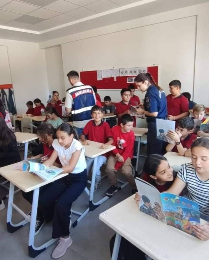 Gölhisar'da jandarmadan öğrenci ve velilere eğitim