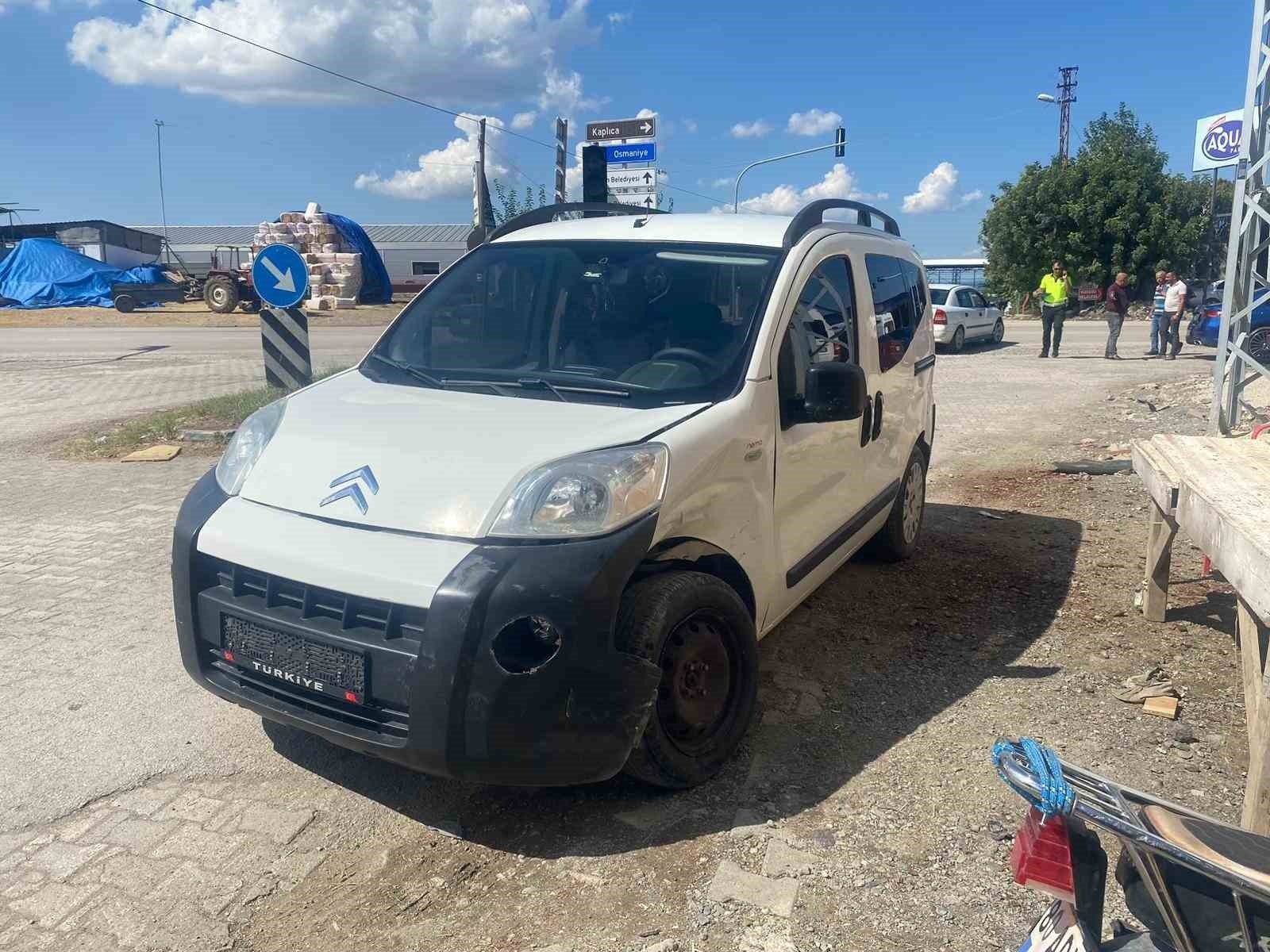 Hafif ticari araç ile otomobil çarpıştı: 2 yaralı