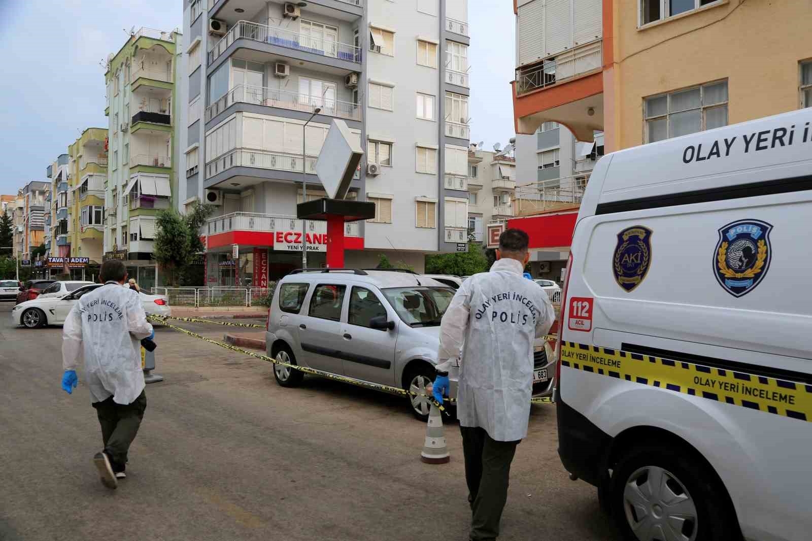 Hastane önüne park ettiği araç içerisinde ölü bulundu