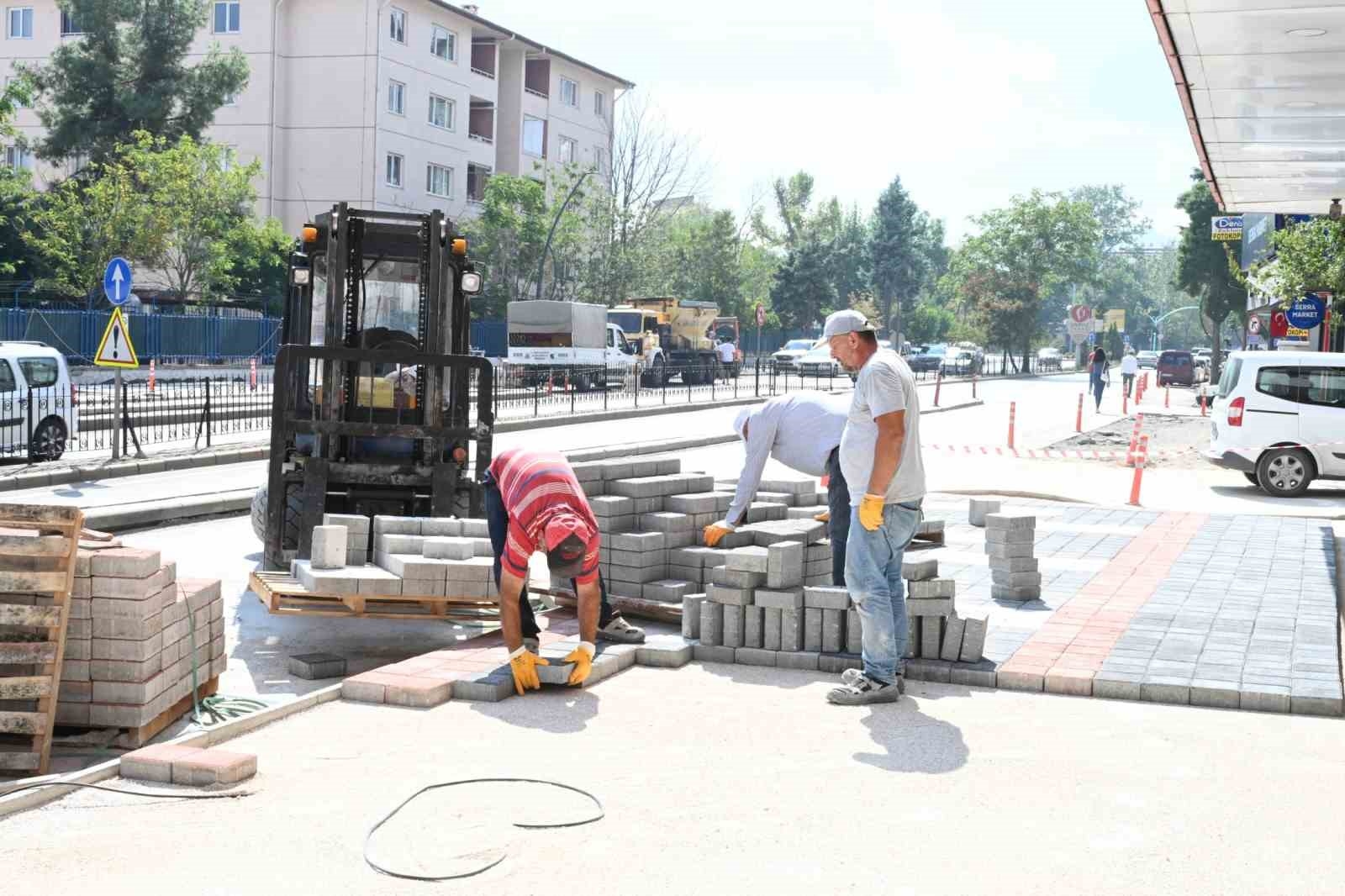 Isparta Belediyesi yıpranmış kaldırım taşlarını yenileyerek yeniden düzenliyor