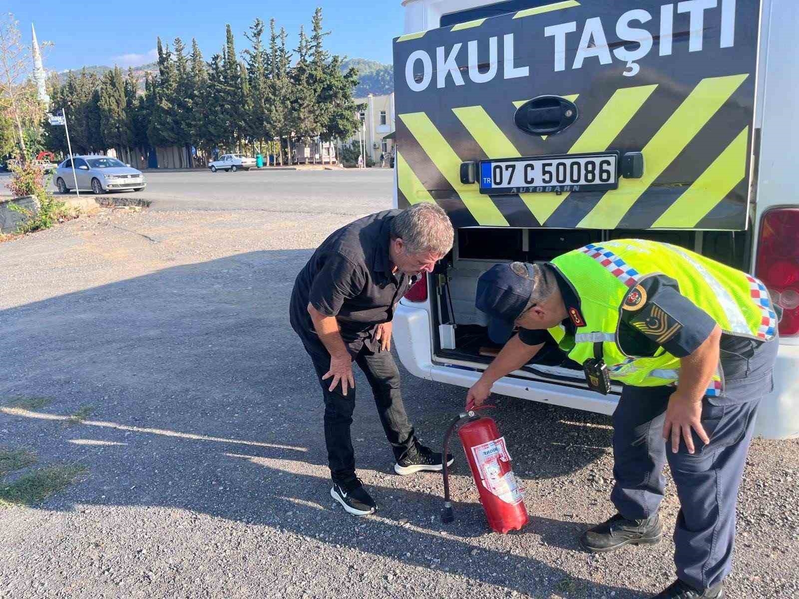 Jandarma Gazipaşa'da okul servislerini denetledi
