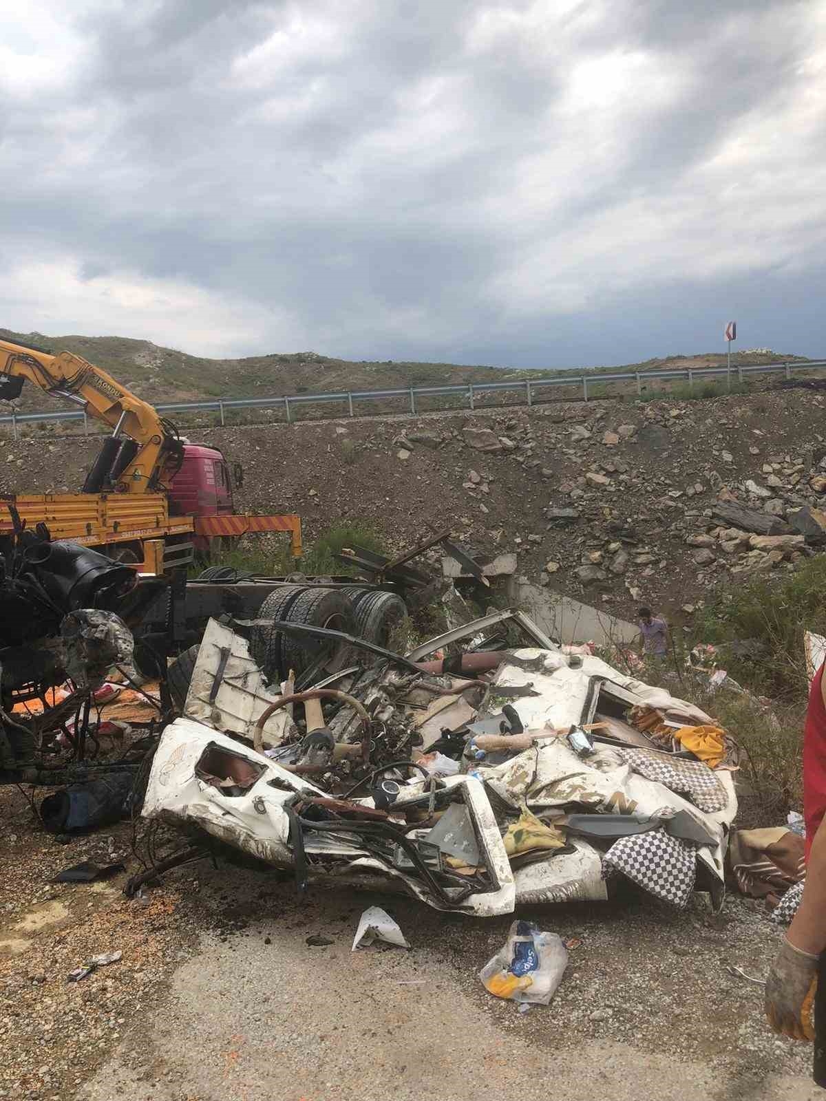 Kamyon bariyerlere çarpıp devrildi: 1 yaralı