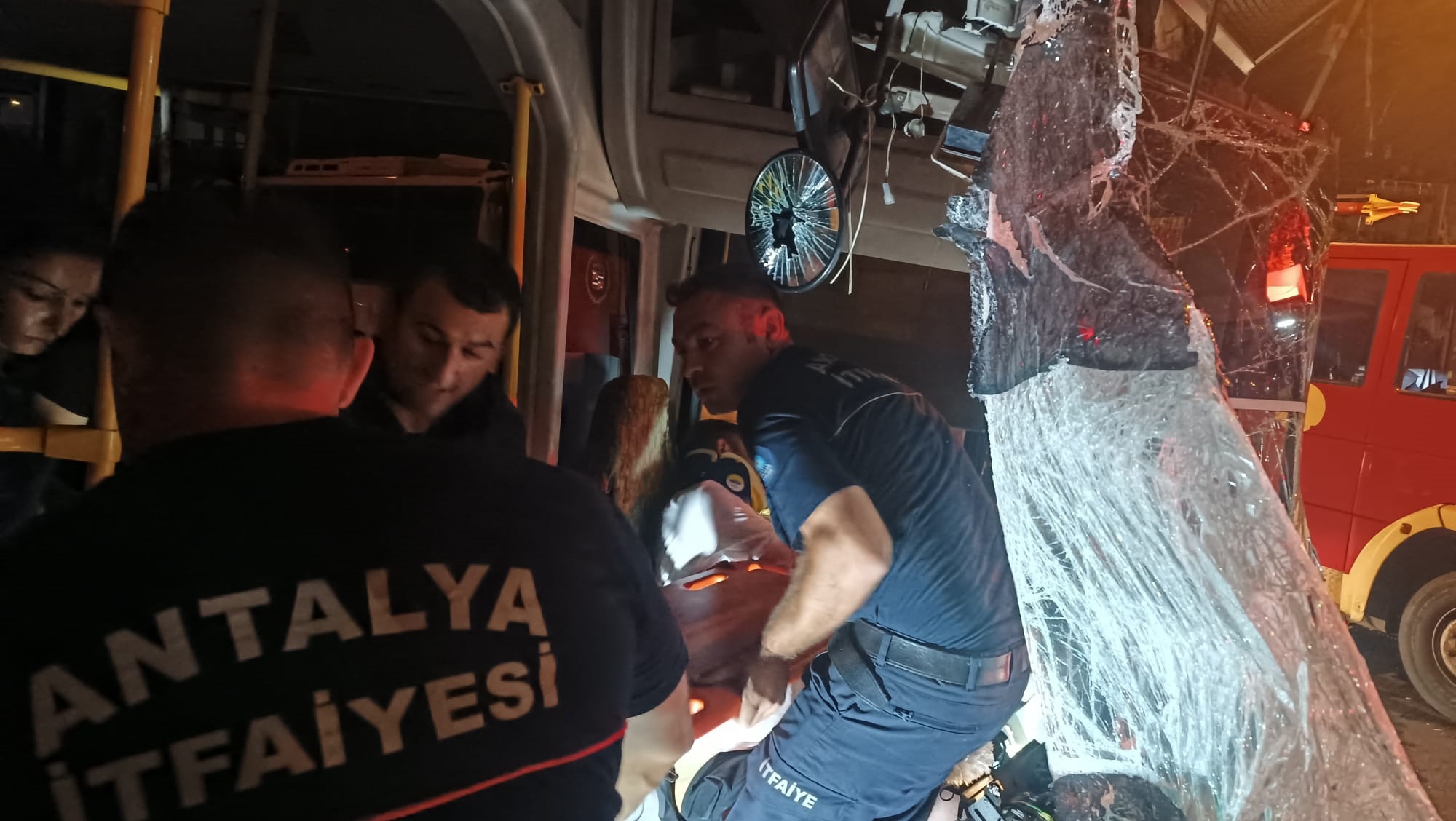 Kazada otobüste sıkışan sürücüyü itfaiye ekipleri kurtardı