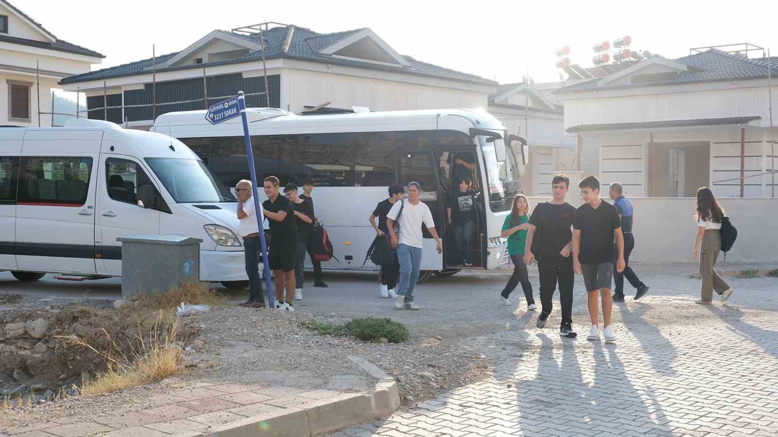 Kemer'de lise öğrencilerine ücretsiz servis imkanı