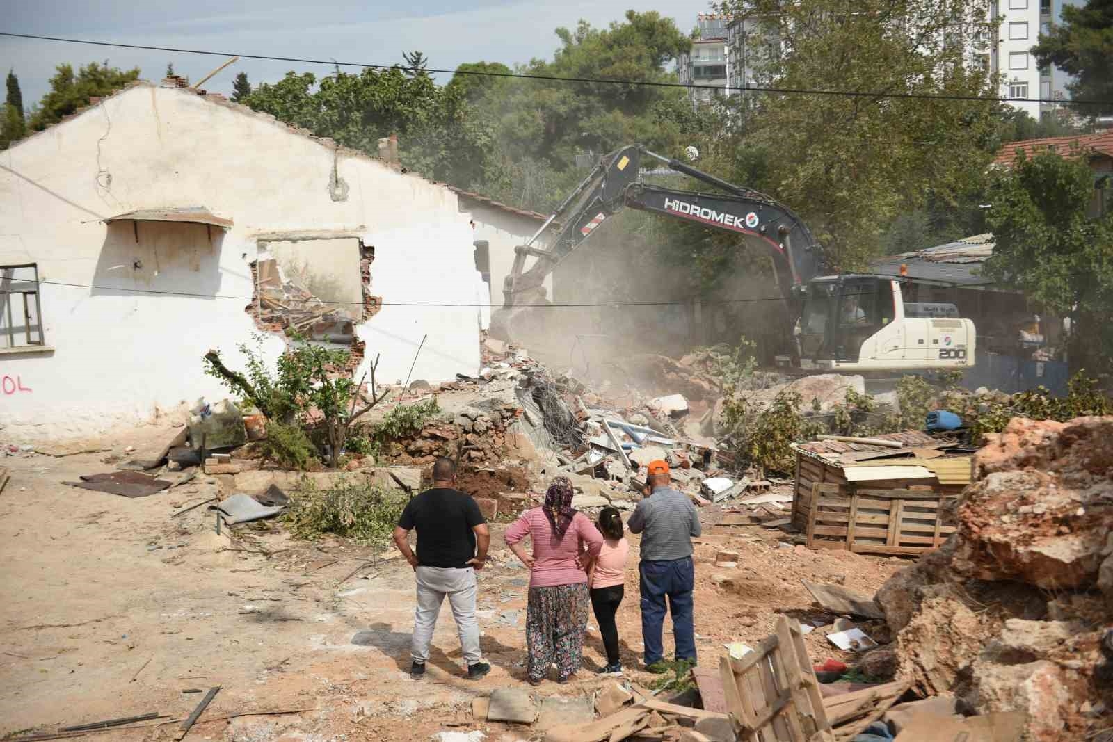 Kepez Belediyesi sel baskınını önlemek amacıyla çalışmalar gerçekleştirdi