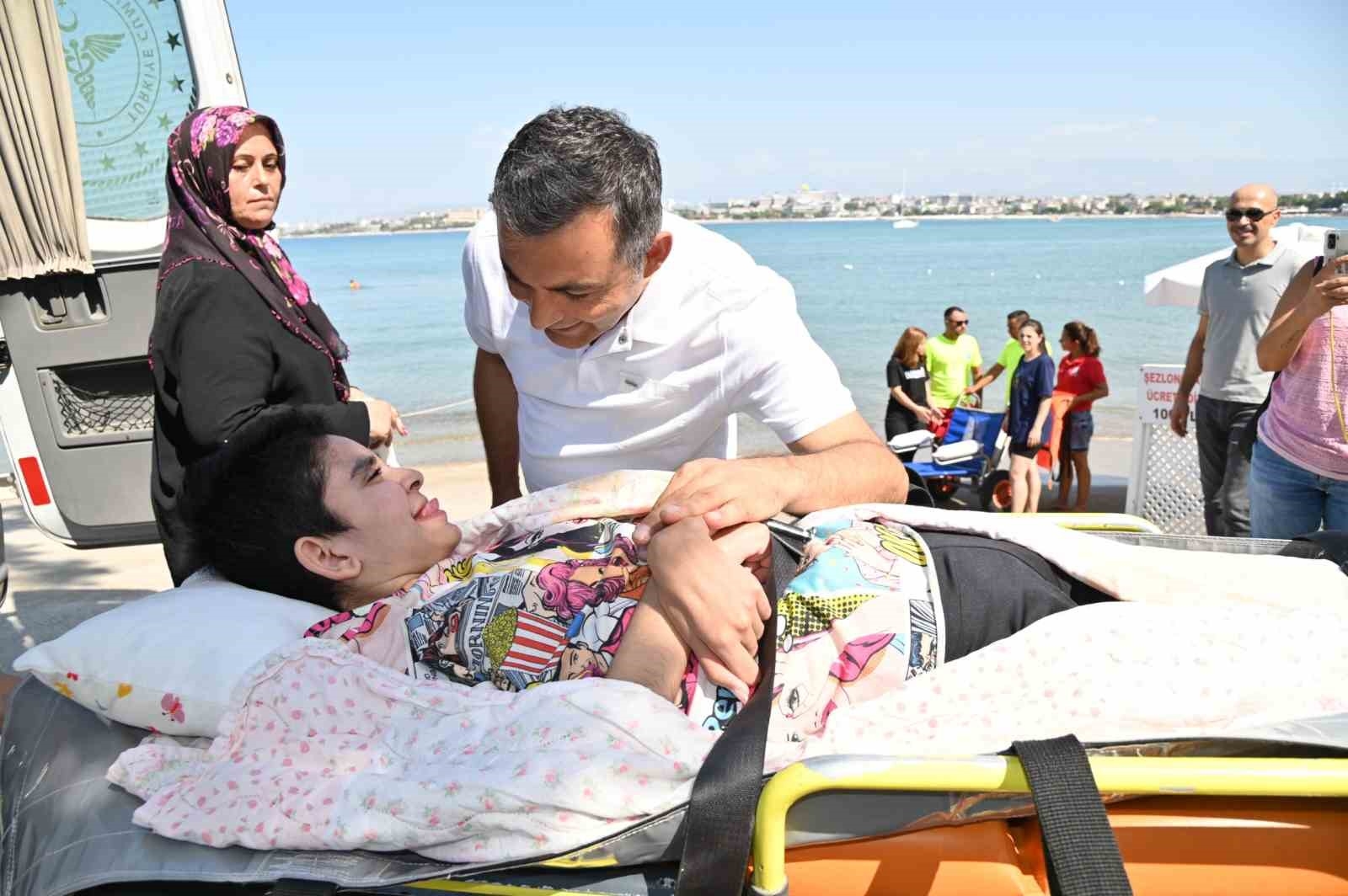 Manavgat Belediyesi özel gereksinimli bireyi denizle buluşturdu