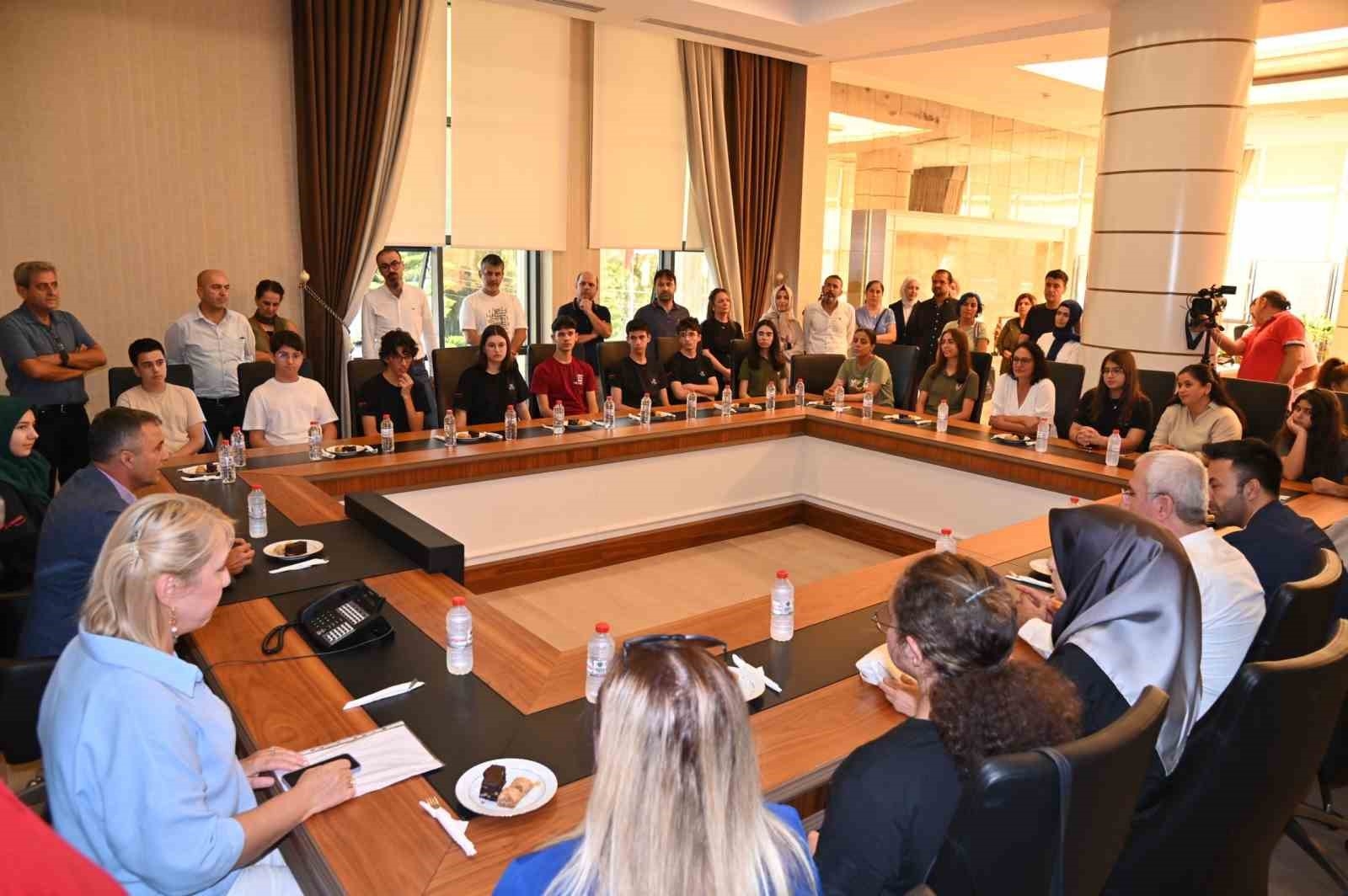 Manavgat Belediyesi'nden LGS'de dereceye giren gençlere ödül
