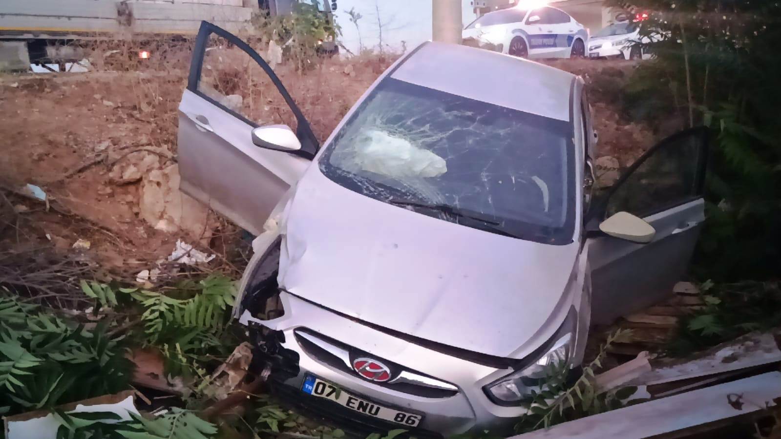 Manevra yapan 2 otomobil kafa kafaya çarpıştı