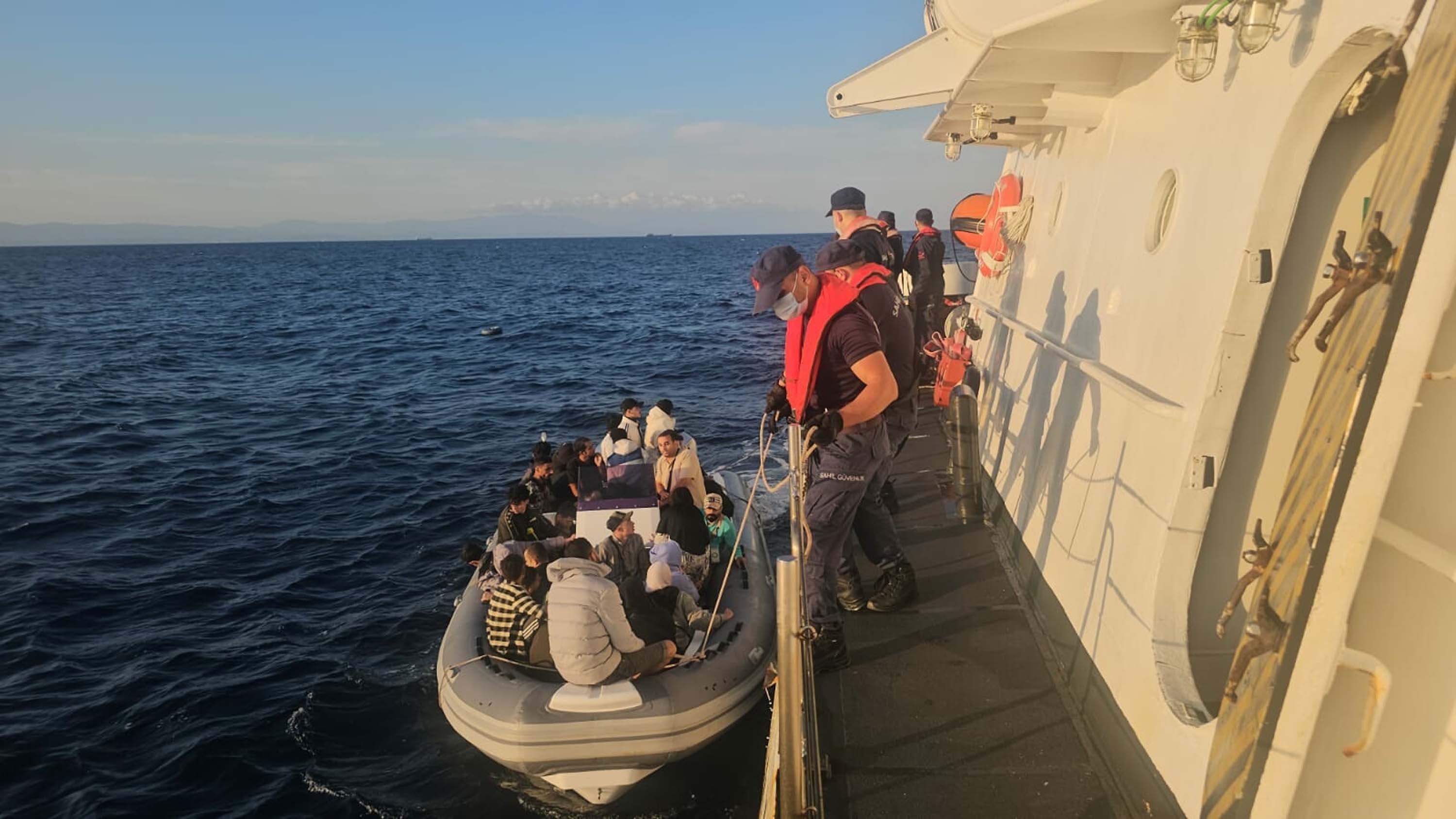 Marmaris'te sürüklenen bottaki 27 kaçak göçmen kurtarıldı