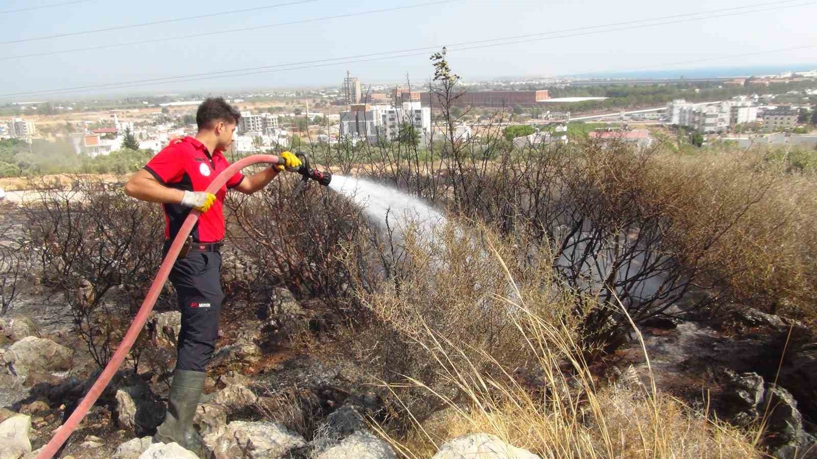 Mersin'de makilik alanda çıkan yangın söndürüldü