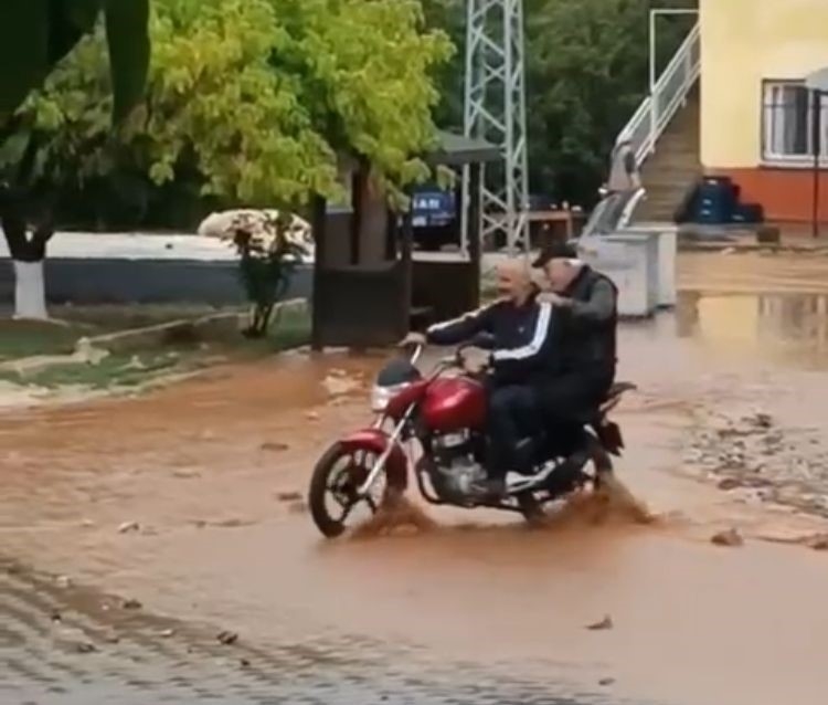 Mersin'de sağanak etkili oldu, yıldırımın isabet ettiği ağaç yandı