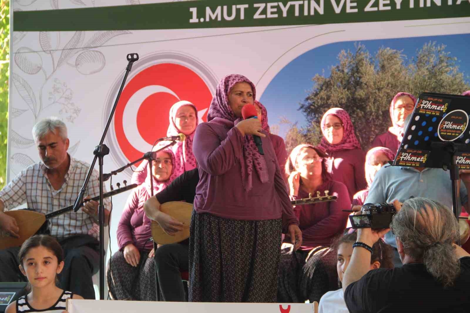 Mersin'de şalvarlı kadınlar korosu