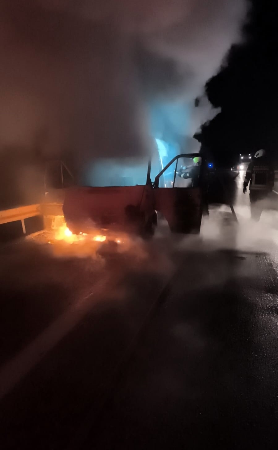 Mersin'de seyir halindeki servis yandı