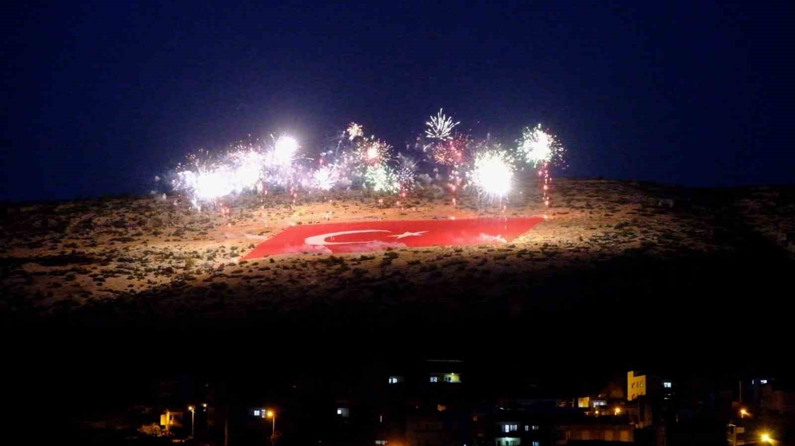 Mersin'de zemine işlenmiş dev Türk bayrağı