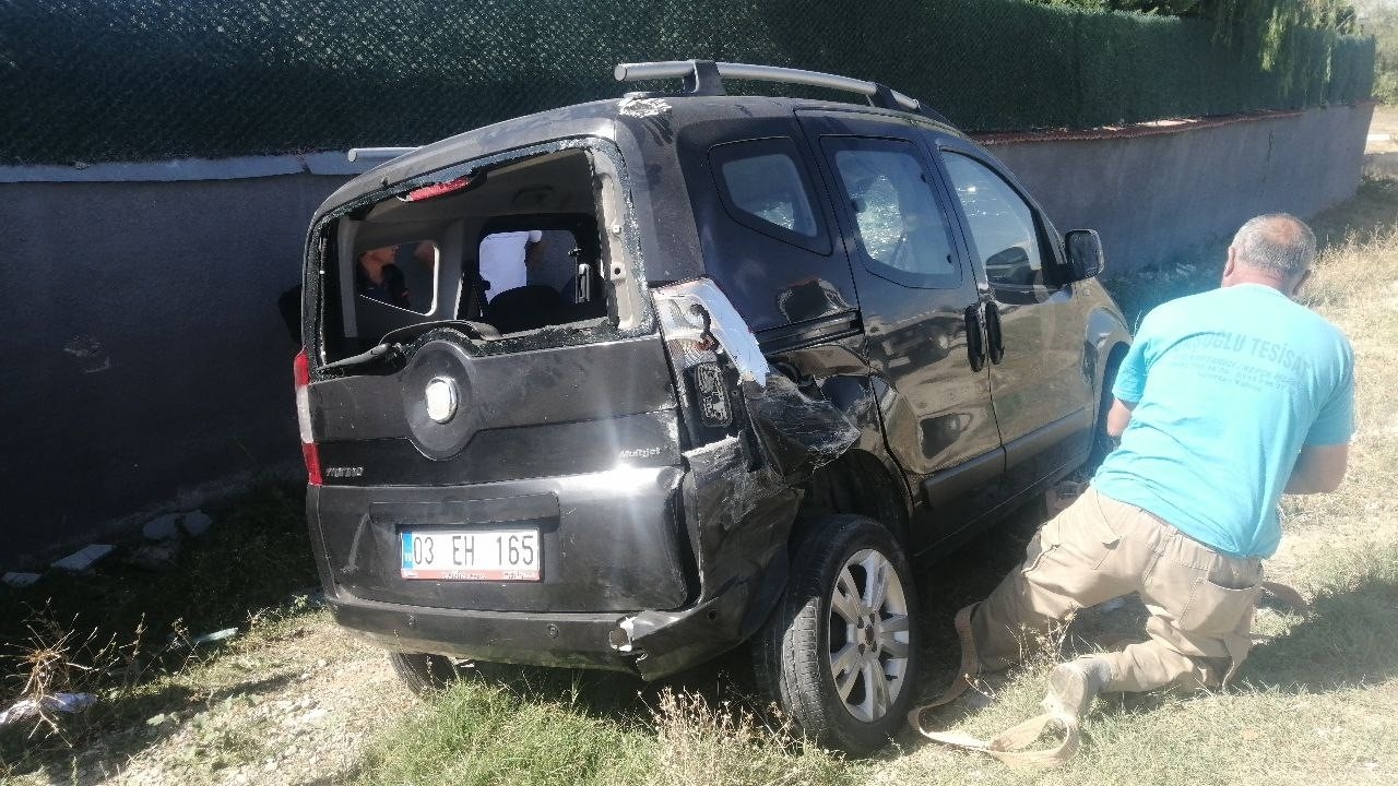 Minibüs ile hafif ticari araç çarpıştı: 1 yaralı
