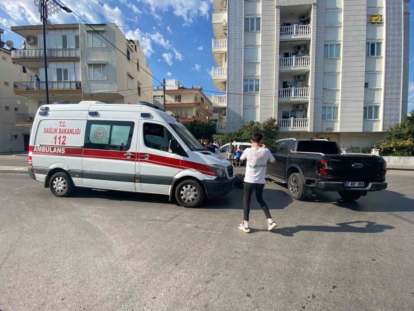 Motosiklet ile kamyonet çarpıştı: 1 yaralı