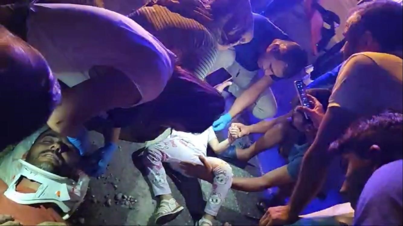 Motosiklet minibüse çarptı: Baba kız yaralandı