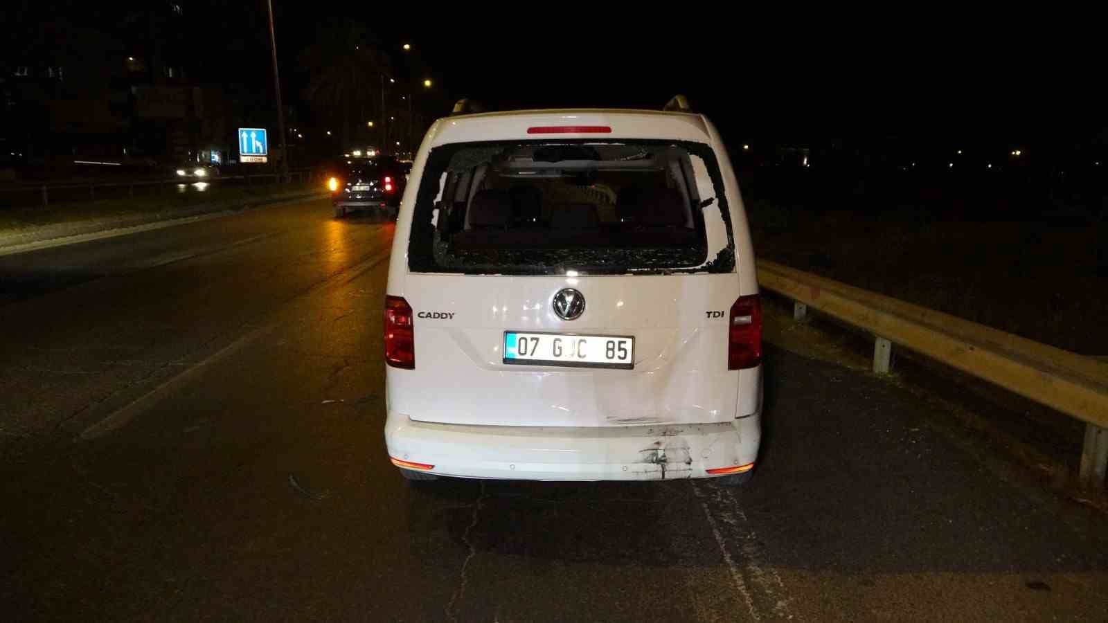 Önlem almadan duran tur minibüsü trafik kazasına neden oldu: 2 yaralı