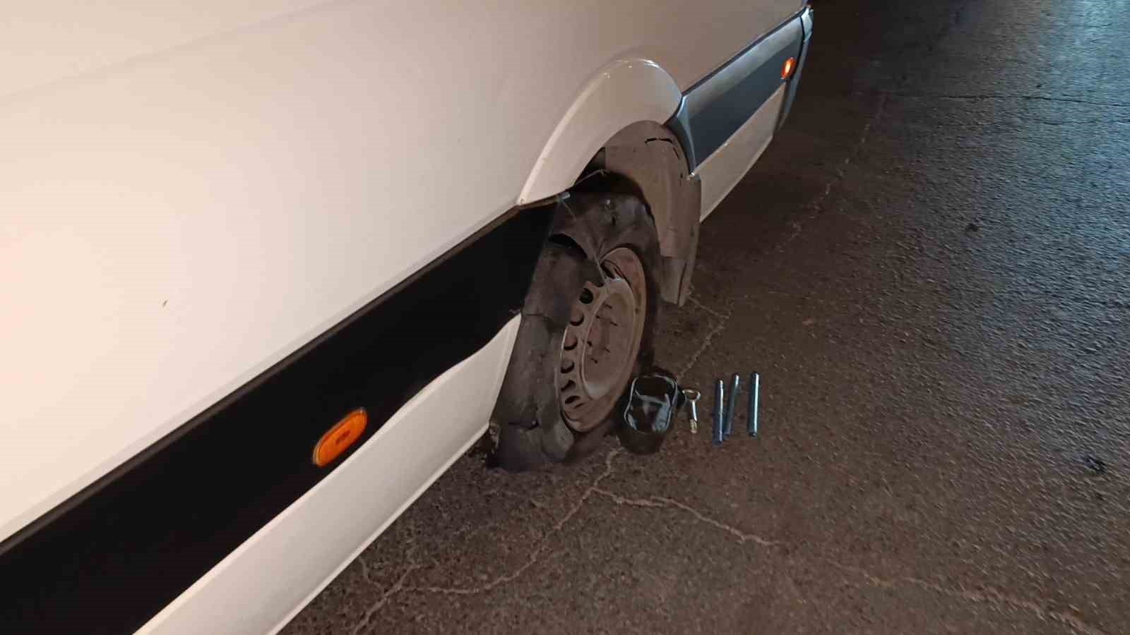 Önlem almadan duran tur minibüsü trafik kazasına neden oldu: 2 yaralı