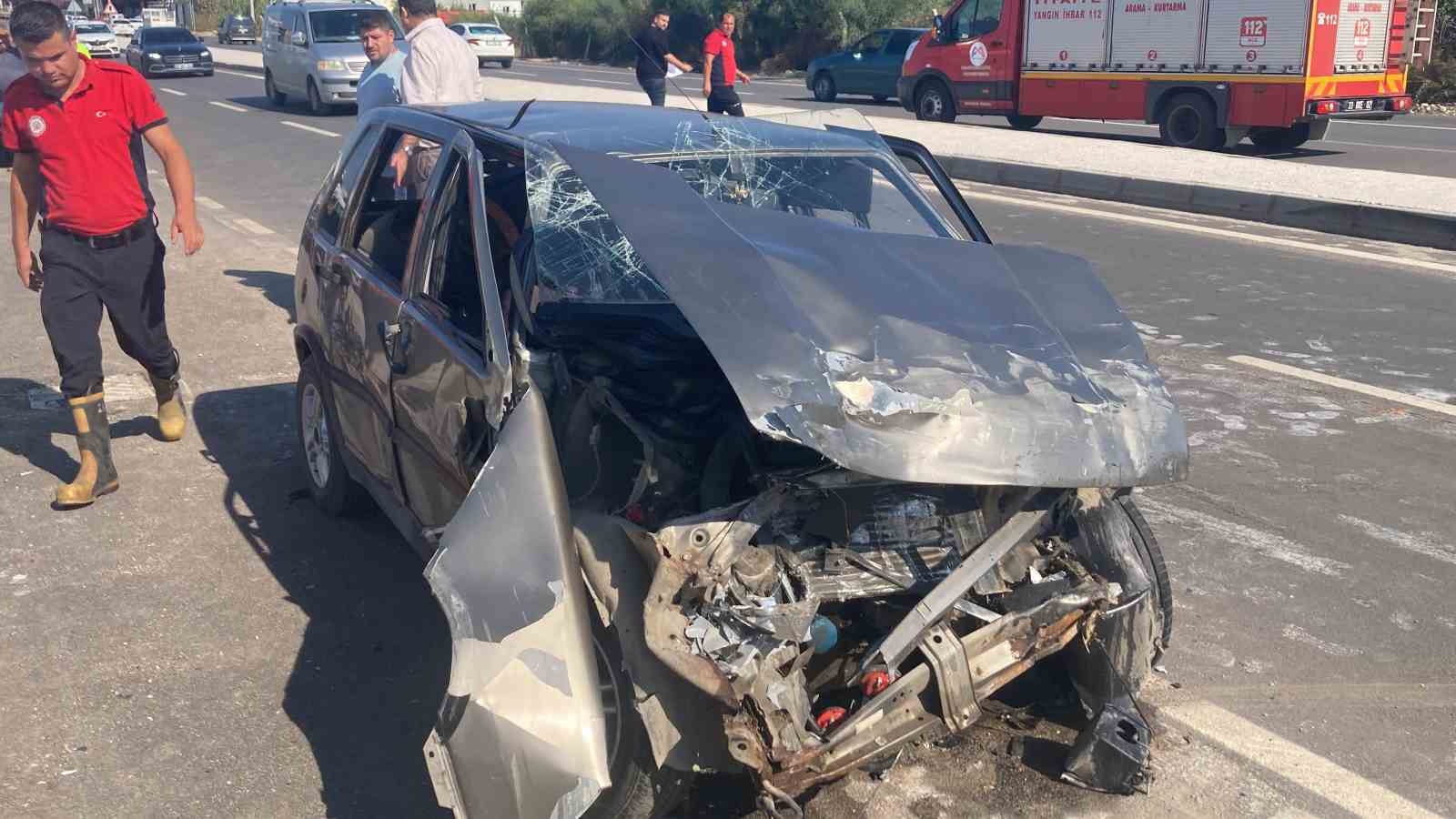 Otomobil, muayene sırasındaki 3 araca çarptı: 2 yaralı