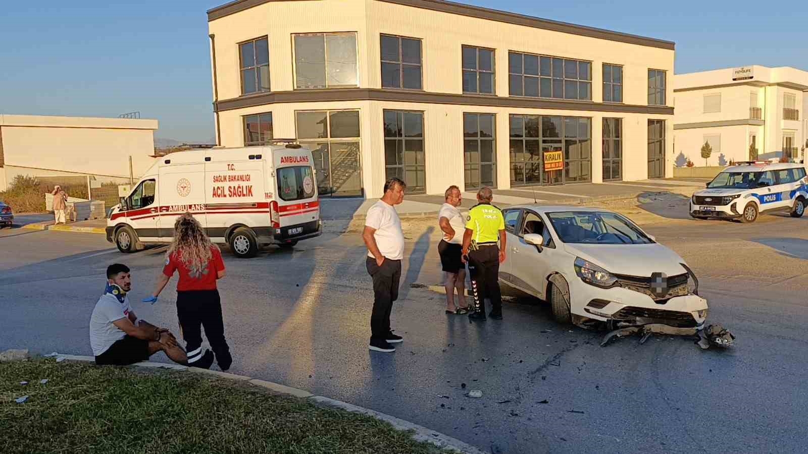 Otomobil refüje çıkıp trafik ışıklarına çarptı: 2 yaralı
