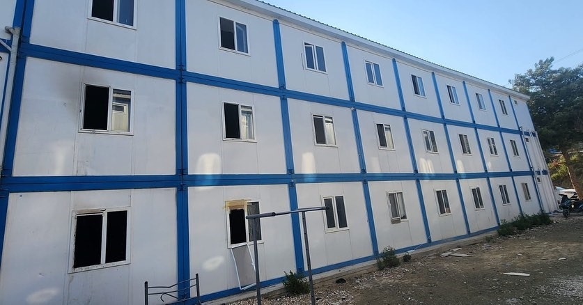 Şantiye yatakhanesinde korkutan yangın