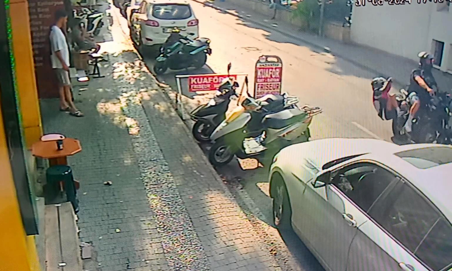 Sürücüsünün tekerini kaldırdığı motosikletten düşen kadın yaralandı; o anlar kamerada