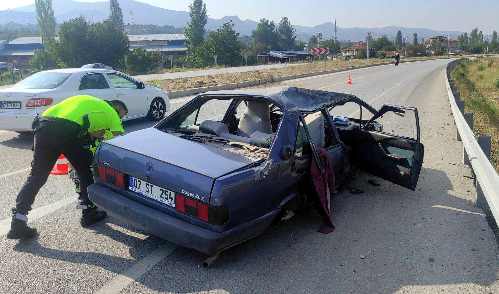 Takla atan otomobilde 2 kişi yaralandı