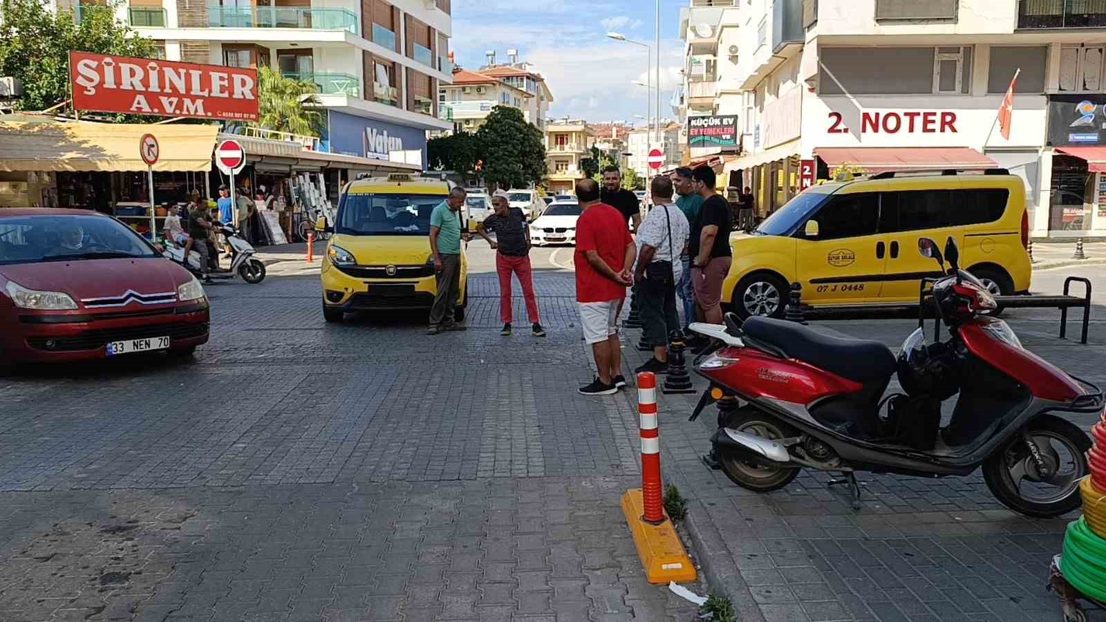 Ticari taksinin çarptığı motosikletlinin asfalt zemine düşme anları kamerada