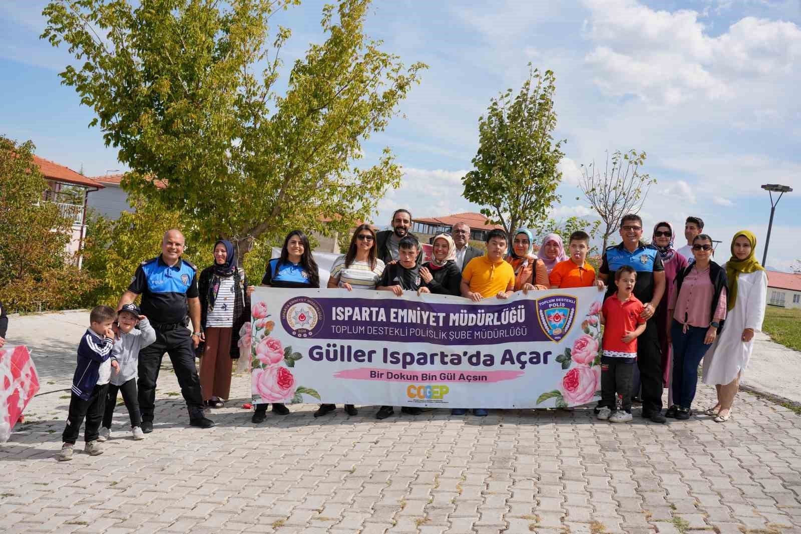 Toplum destekli polislerden 60 özel ihtiyaçlı çocuğa uçurtma şenliği