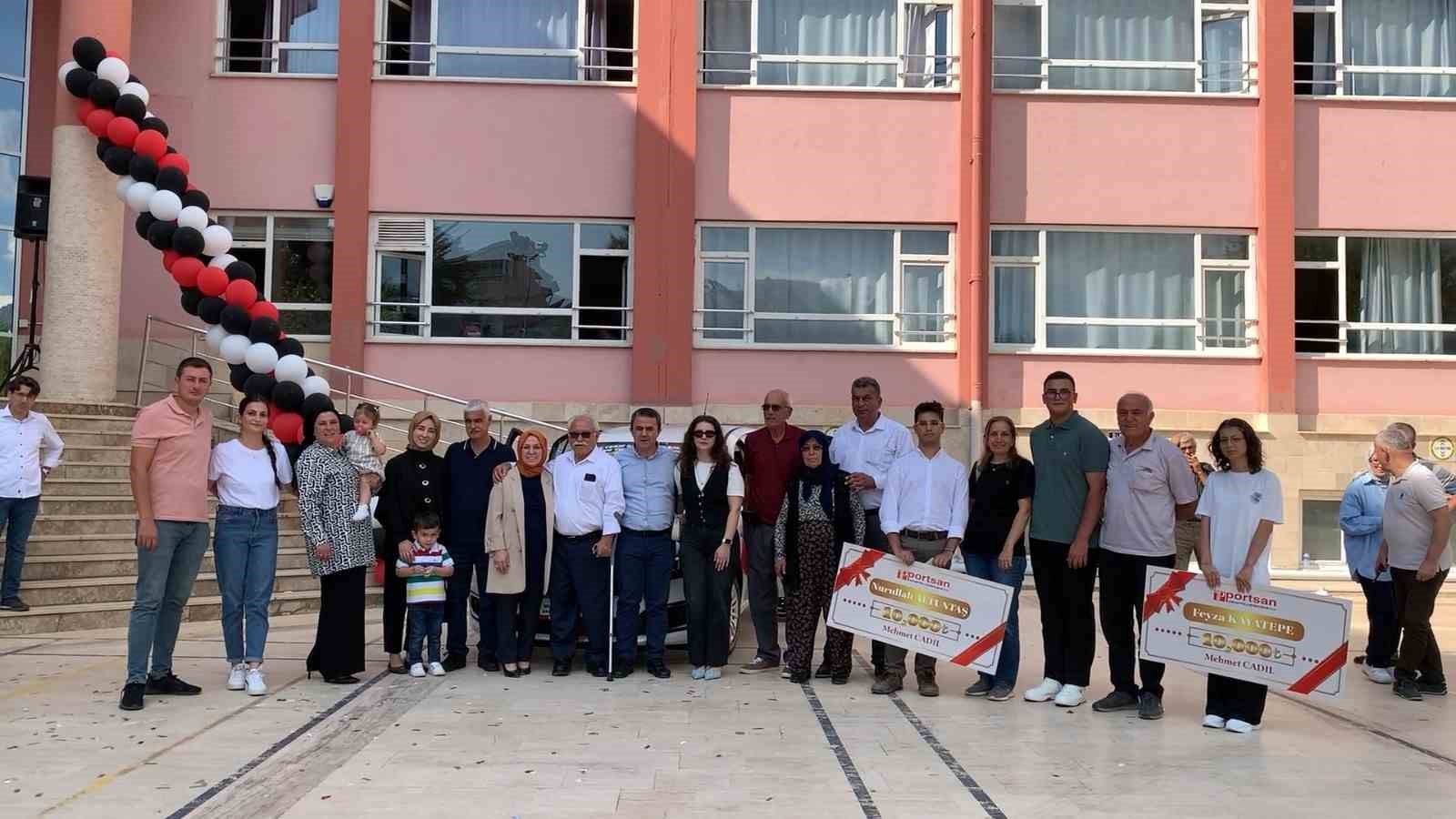 Üniversiteye geçiş sınavında Türkiye 29'uncusu olan öğrenciye otomobil hediye ettiler