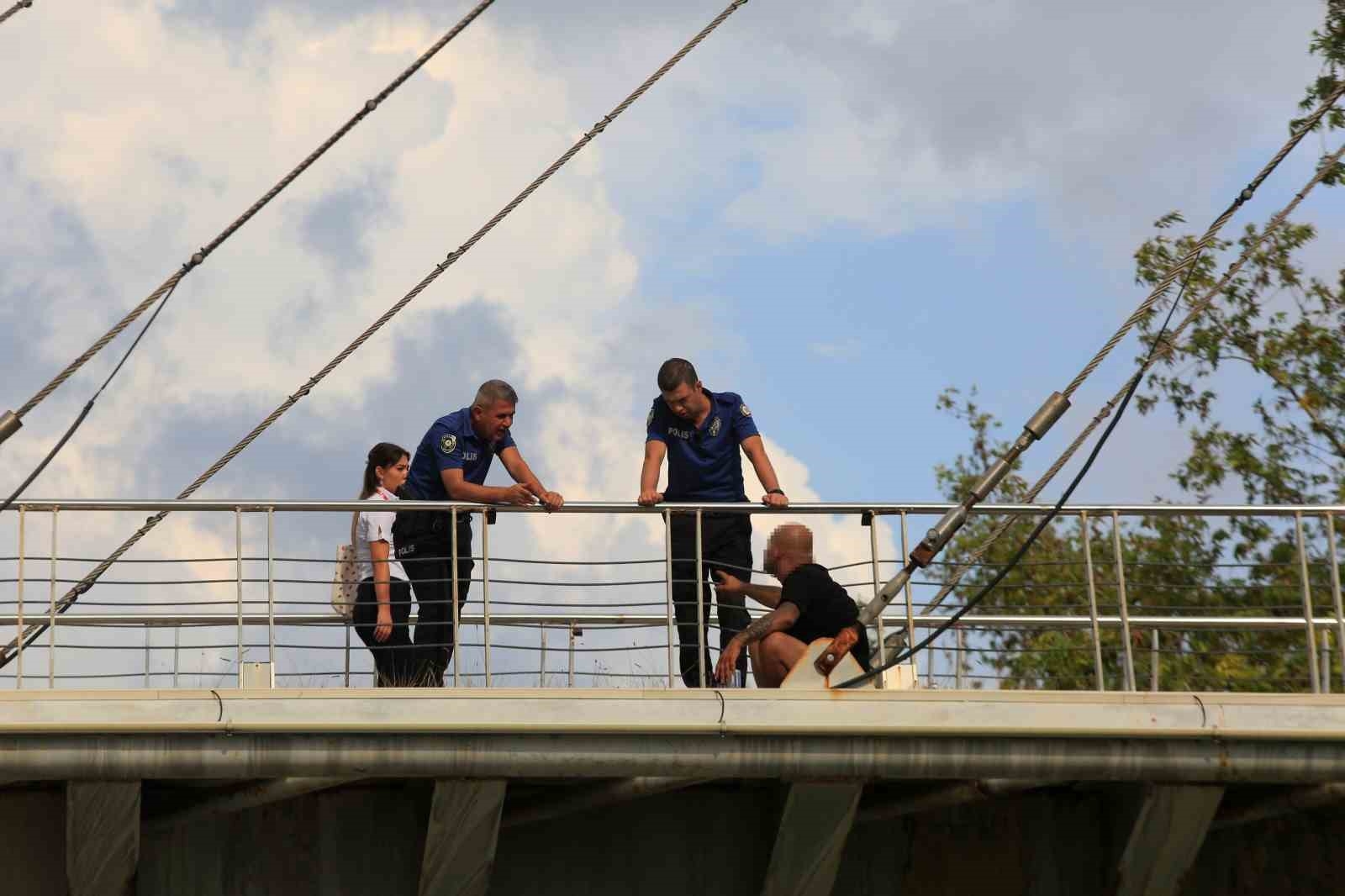 Üst geçide çıkan alkollü şahıs polisi alarma geçirirken, keyfinden ödün vermedi