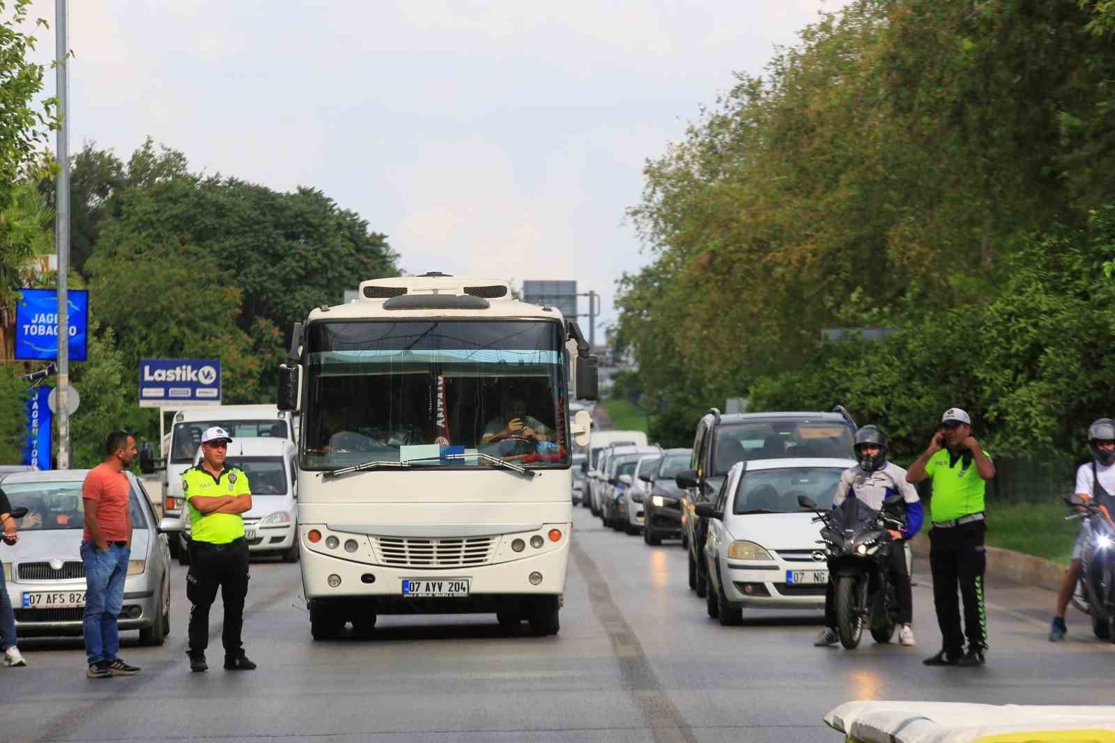 Üst geçide çıkan alkollü şahıs polisi alarma geçirirken, keyfinden ödün vermedi