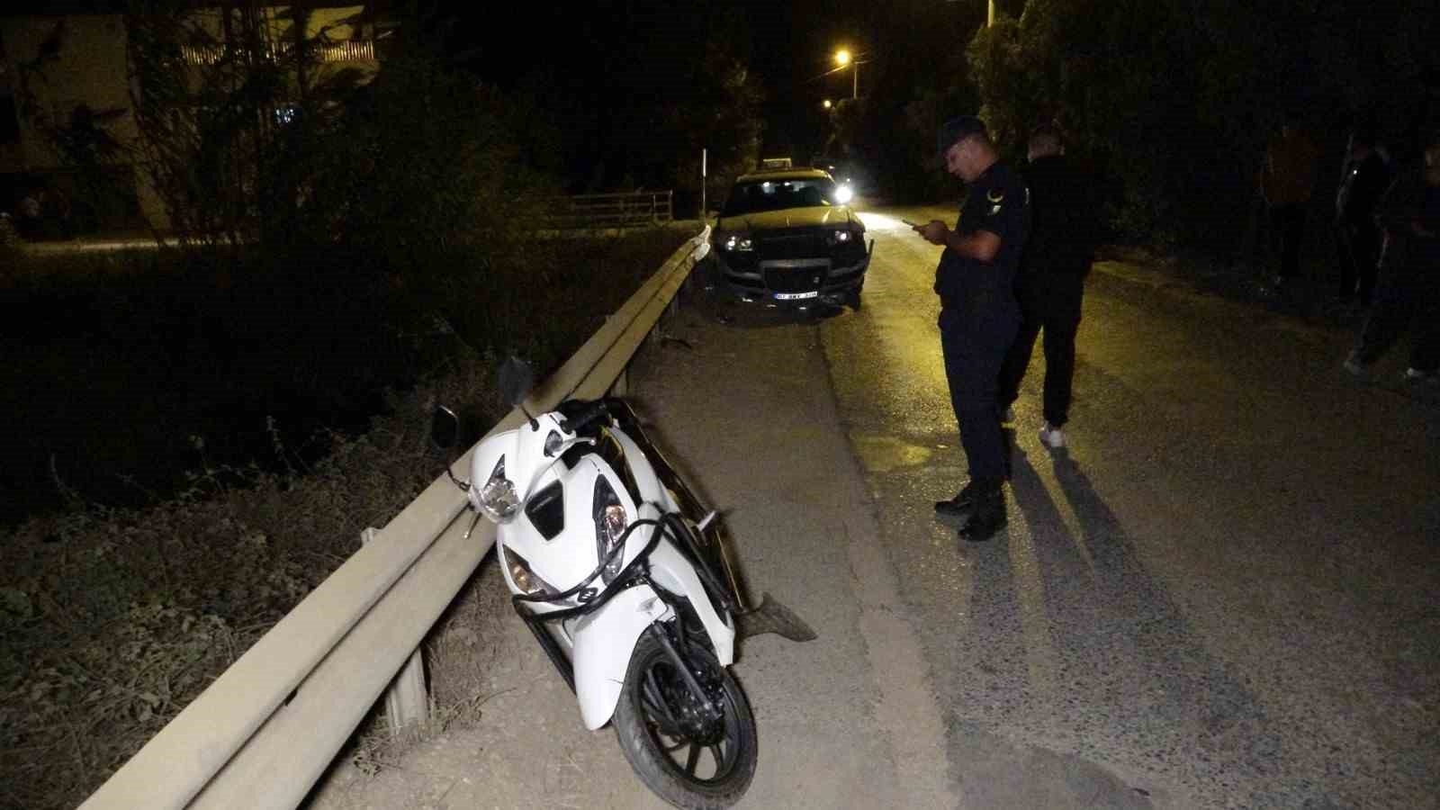 14 yaşındaki çocuğun kullandığı otomobil motosikletle çarpıştı: 4 yaralı