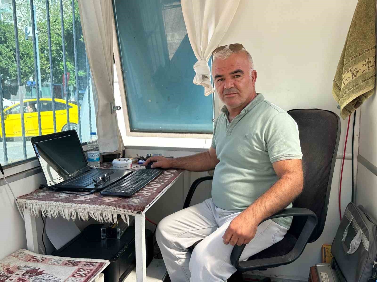Adliye önünde üzerinde 'Avukata danış, mağdur olma' yazılı meçhul otobüs, arzuhalcileri kızdırdı