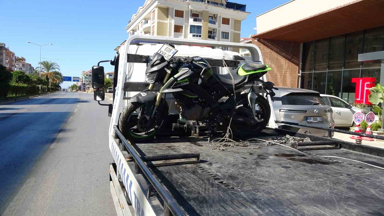 Akaryakıt tankerinin çarptığı motosikletli yaralandı