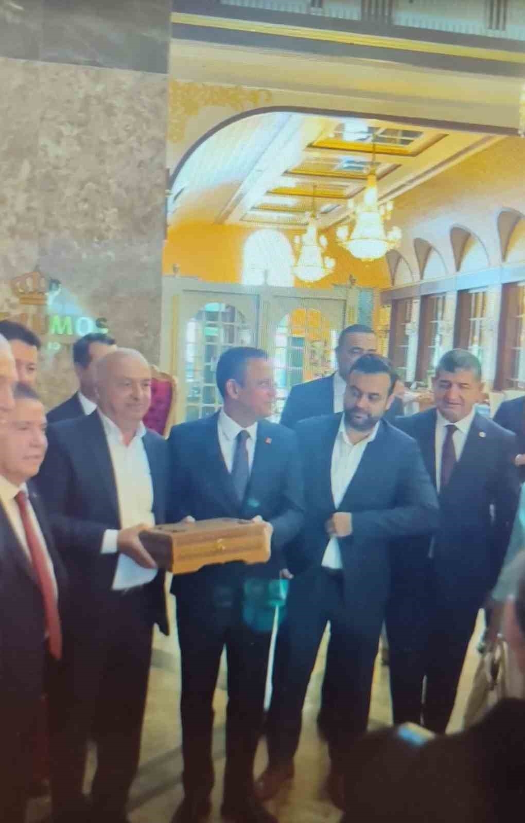 Alanya'da Özgür Özel'e Bangladeş'ten özel olarak getirilen el yazması Kur'an-ı Kerim hediye edildi
