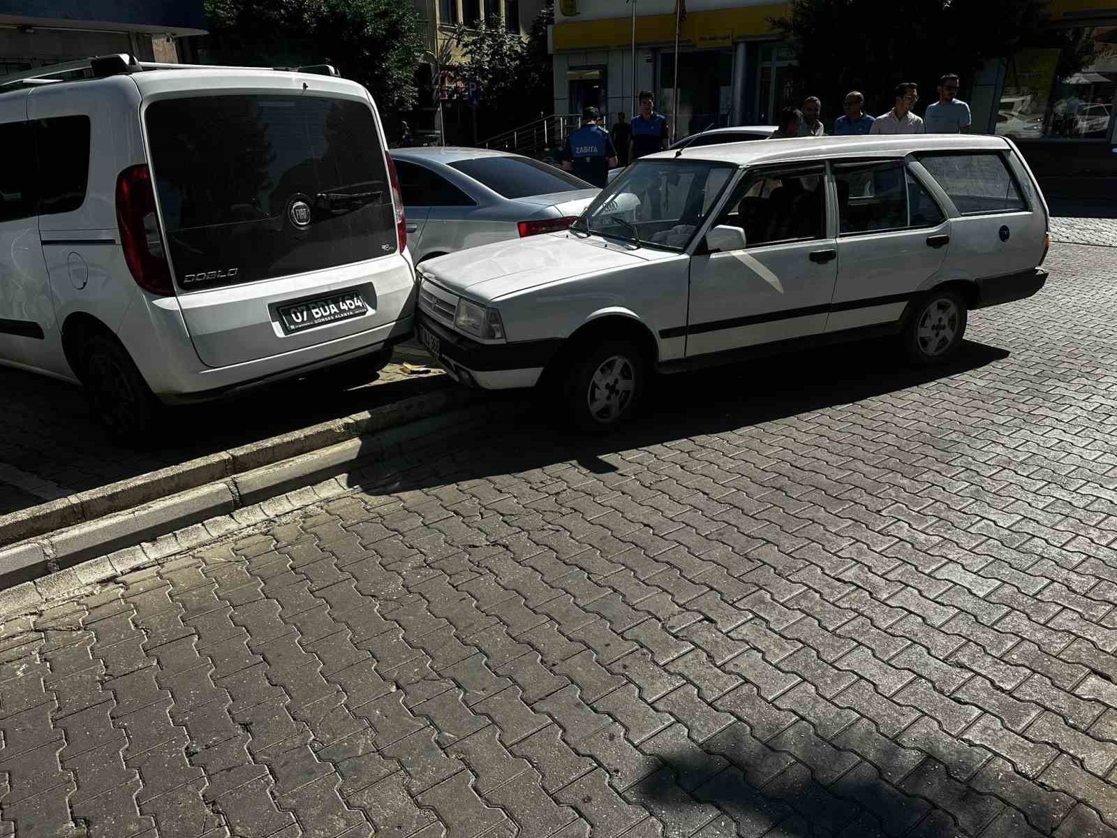 Alkollü sürücü Belediye Başkanı'nın makam aracı ve belediyeye ait hizmet aracına çarptı