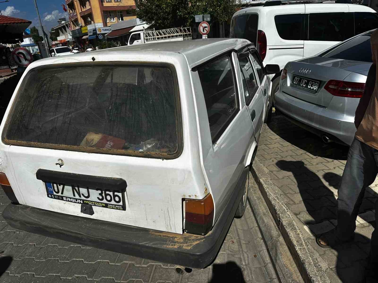 Alkollü sürücü Belediye Başkanı'nın makam aracı ve belediyeye ait hizmet aracına çarptı