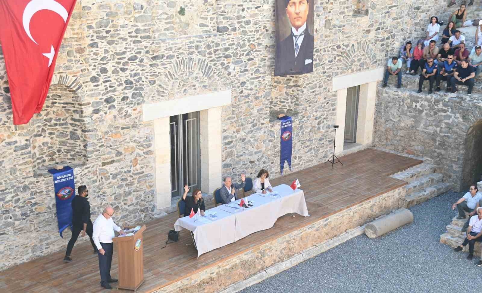 Anamur Belediyesi, meclis toplantısını 2 bin yıllık Odeon'da yaptı