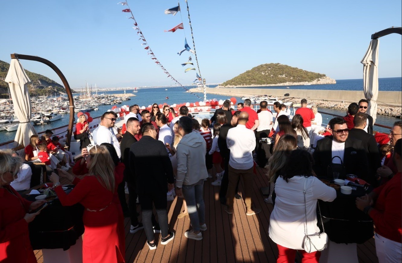 Antalya İş İnsanları Derneği, Cumhuriyet'in 101'nci yılını gemide kutladı
