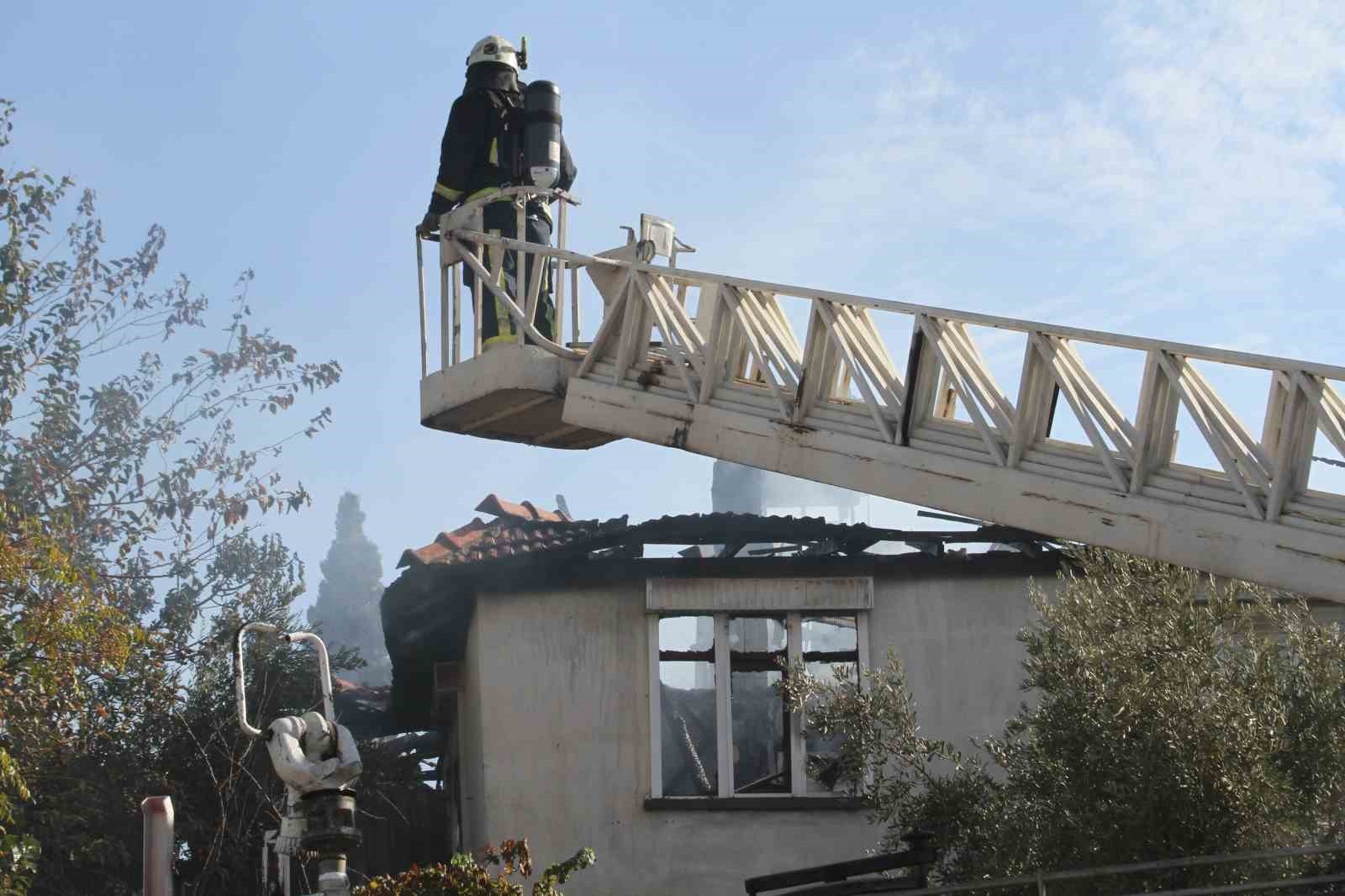 Antalya'da 2 katlı müstakil evin üst katı kül oldu