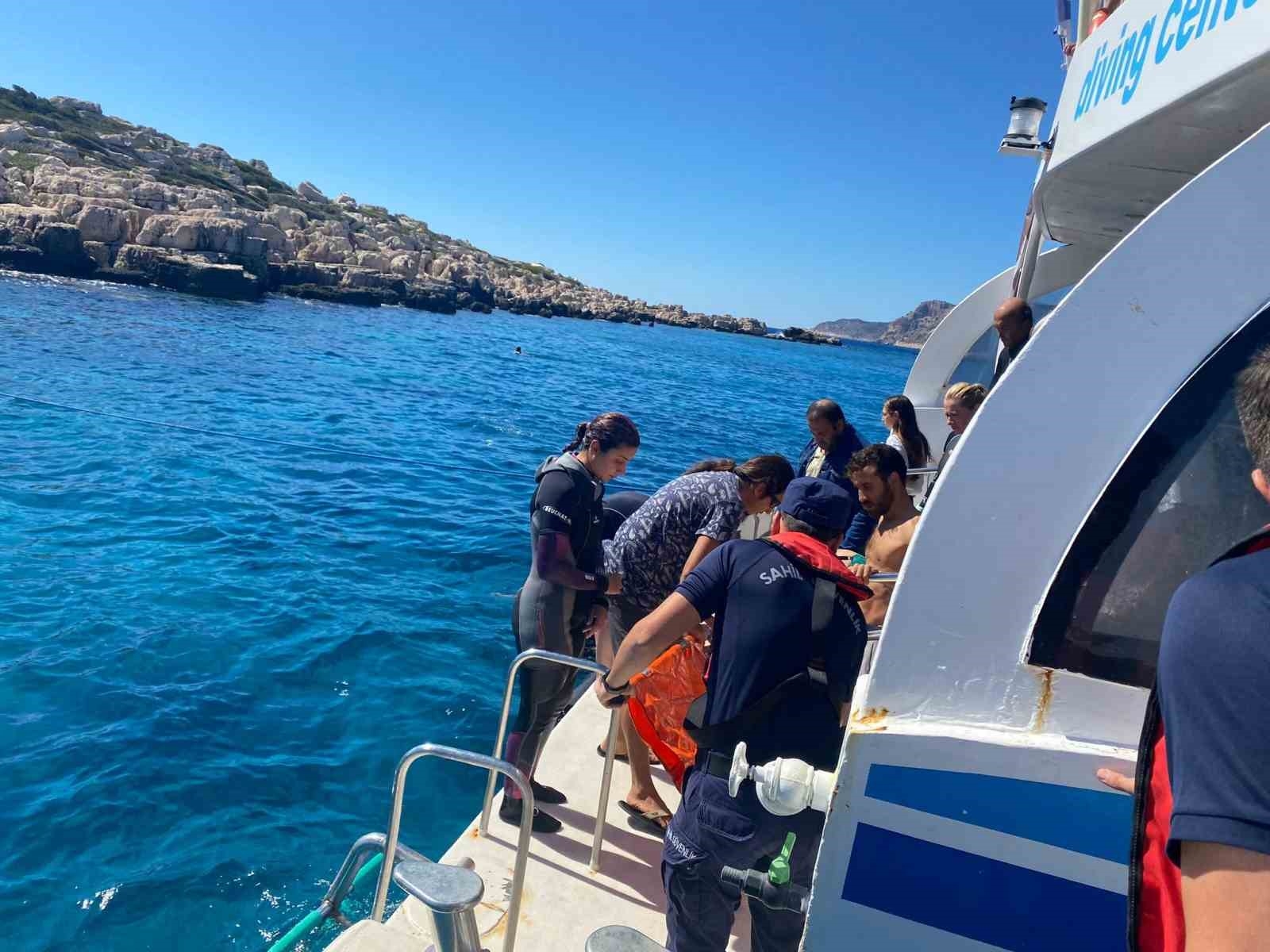 Antalya'da ayağına deniz kestanesi batan yabancı uyruklu dalgıç kurtarıldı