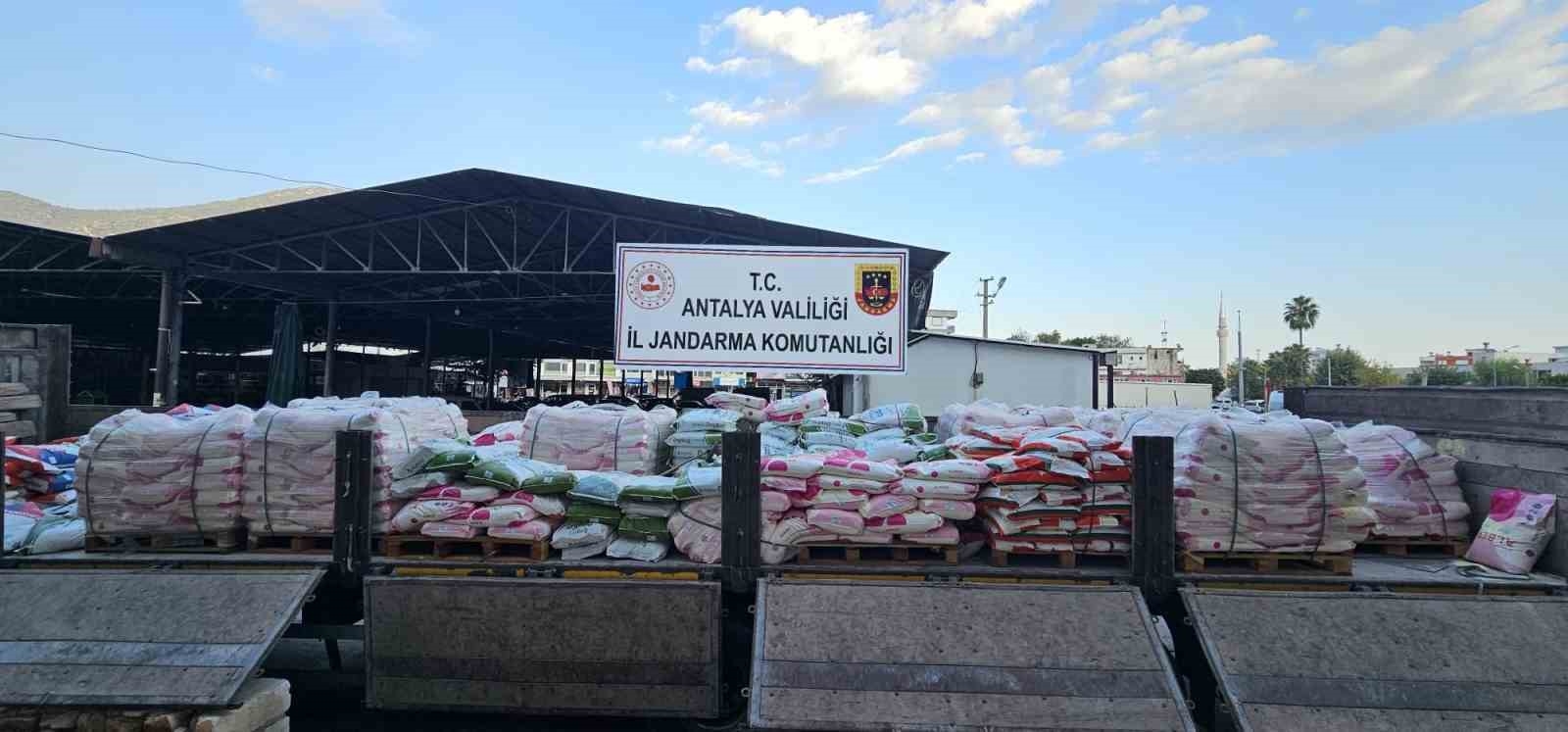 Antalya'da bir tırda 17 ton sahte gübre ele geçirildi