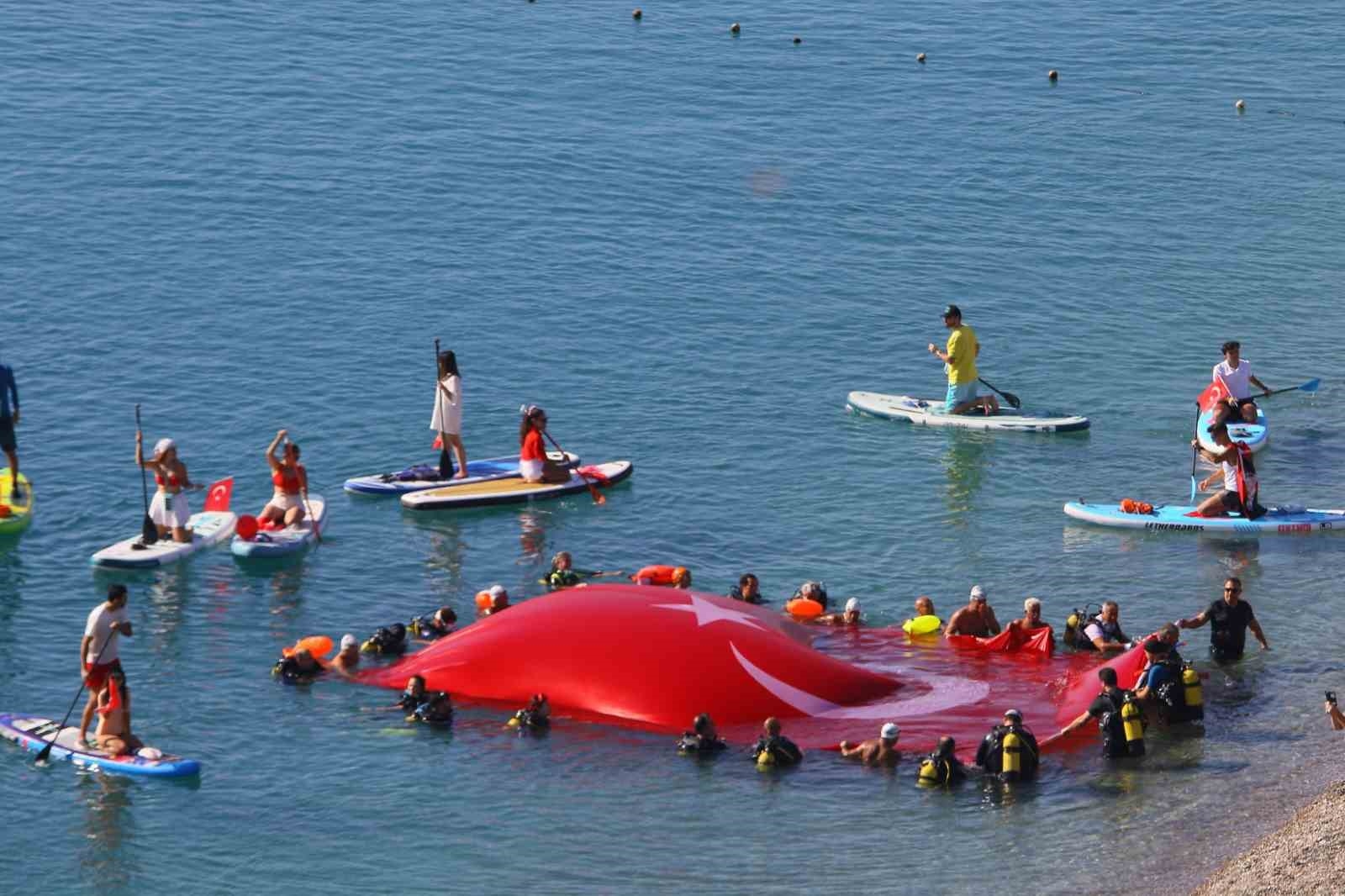 Antalya'da dalgıçlar denizde dev Türk bayrağı açtı