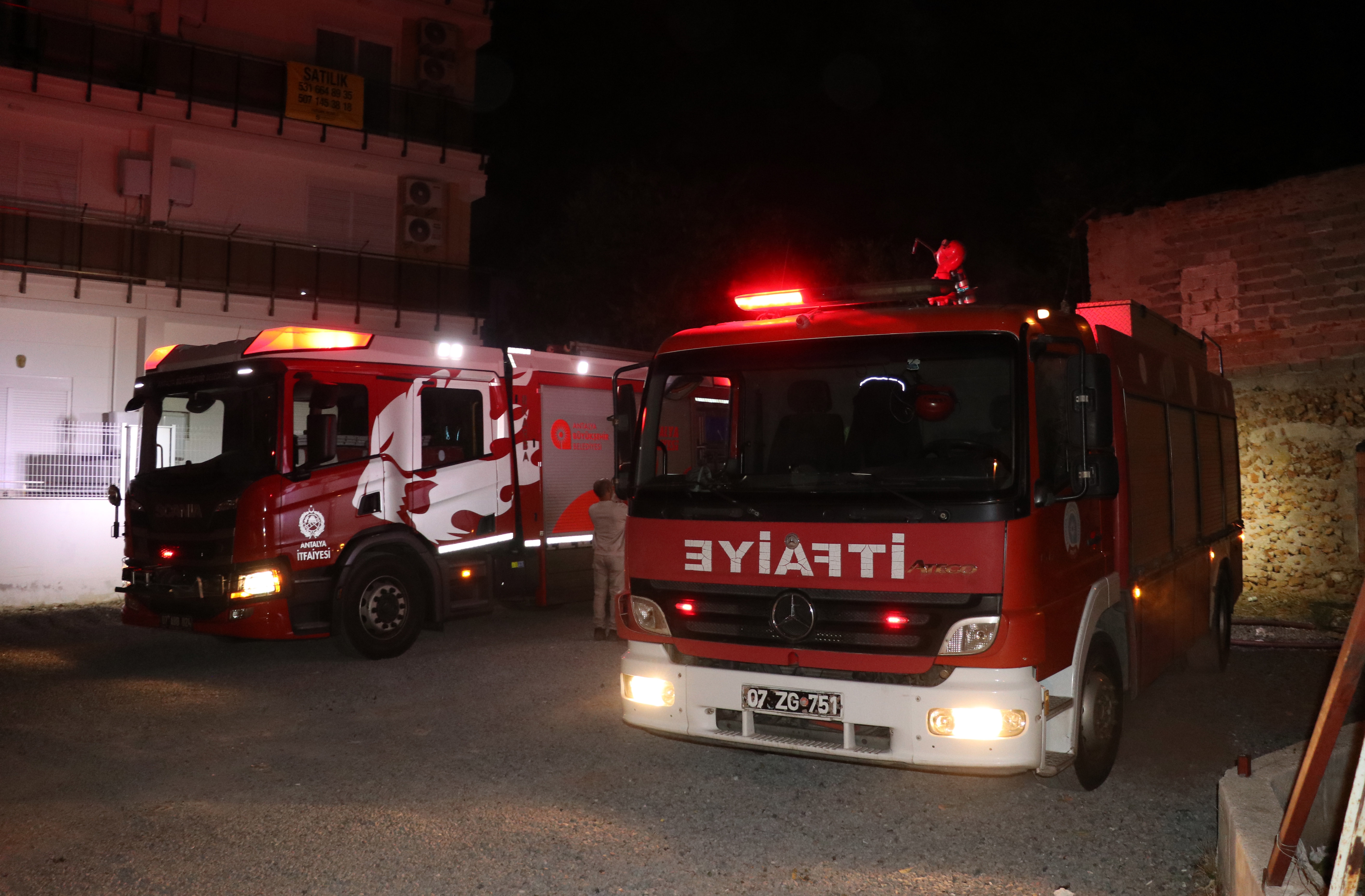 Antalya'da metruk bina alev alev yandı