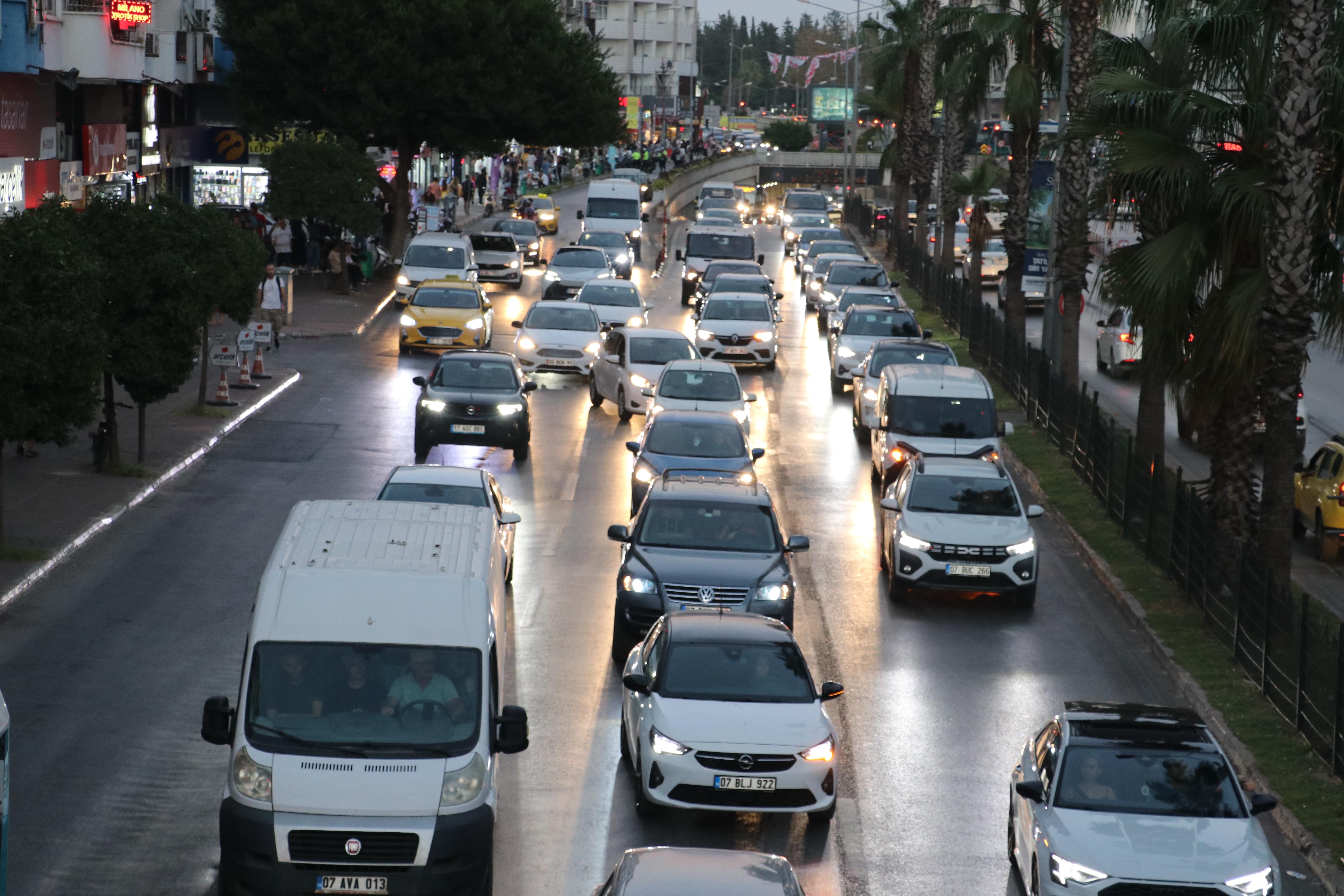 Antalya'da trafik kaosu büyüyor
