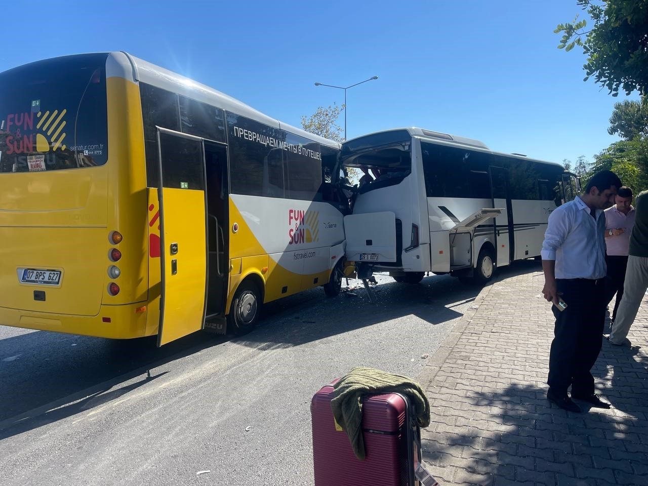 Antalya'da tur midibüsleri çarpıştı: 12 yaralı