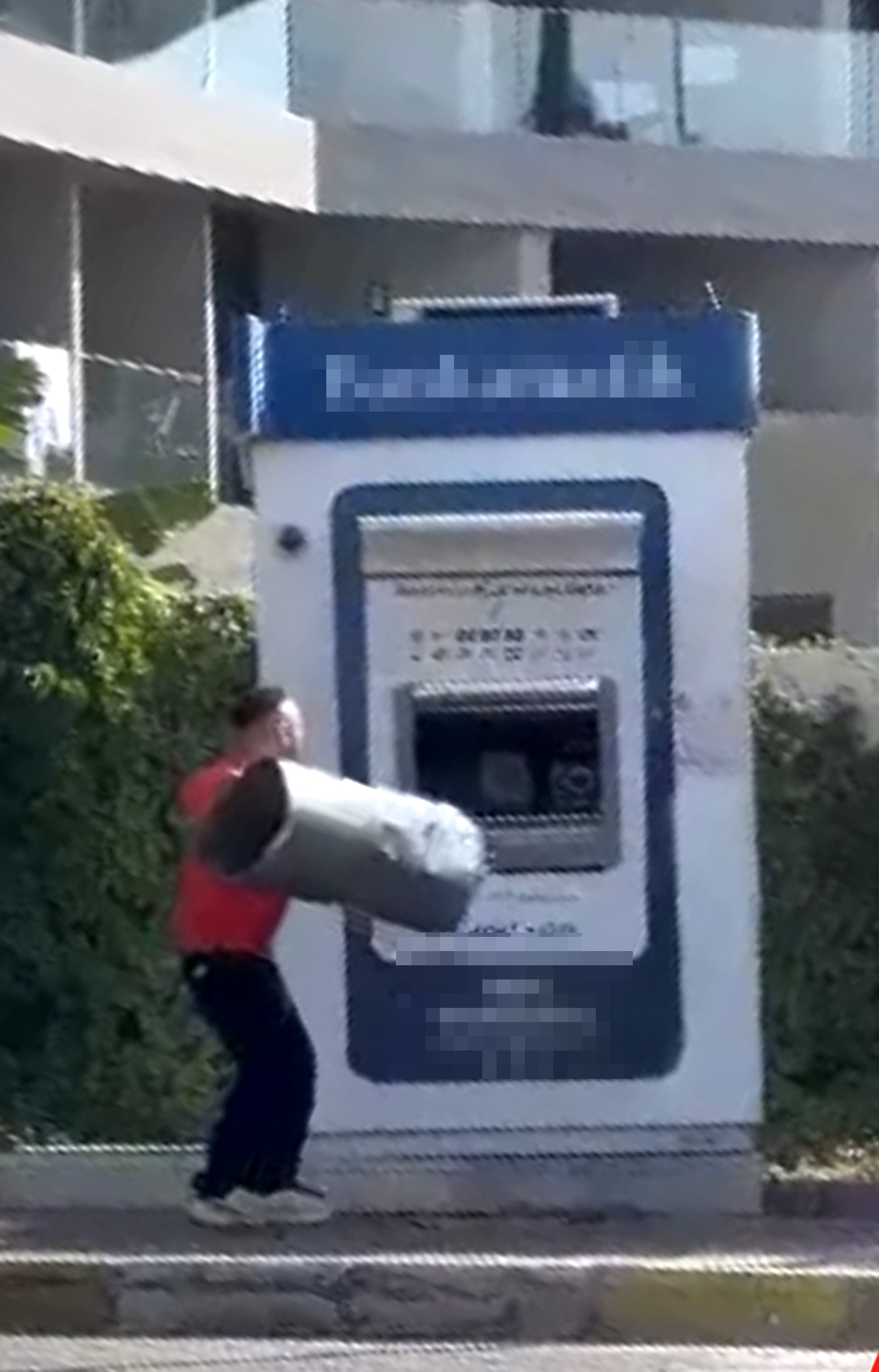 ATM'lere taş ve çöp kovasıyla saldırdı