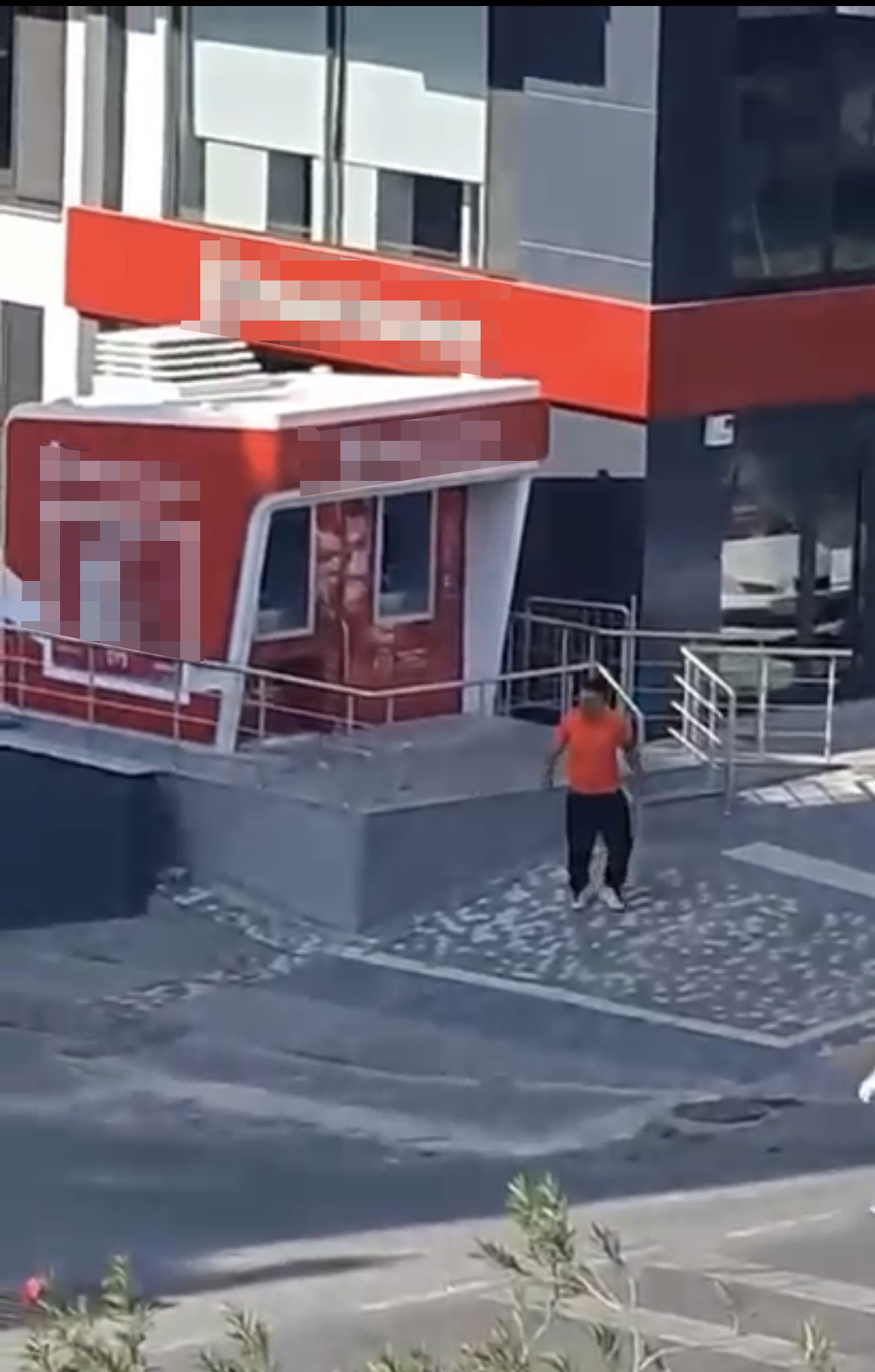 ATM'lere taş ve çöp kovasıyla saldırdı